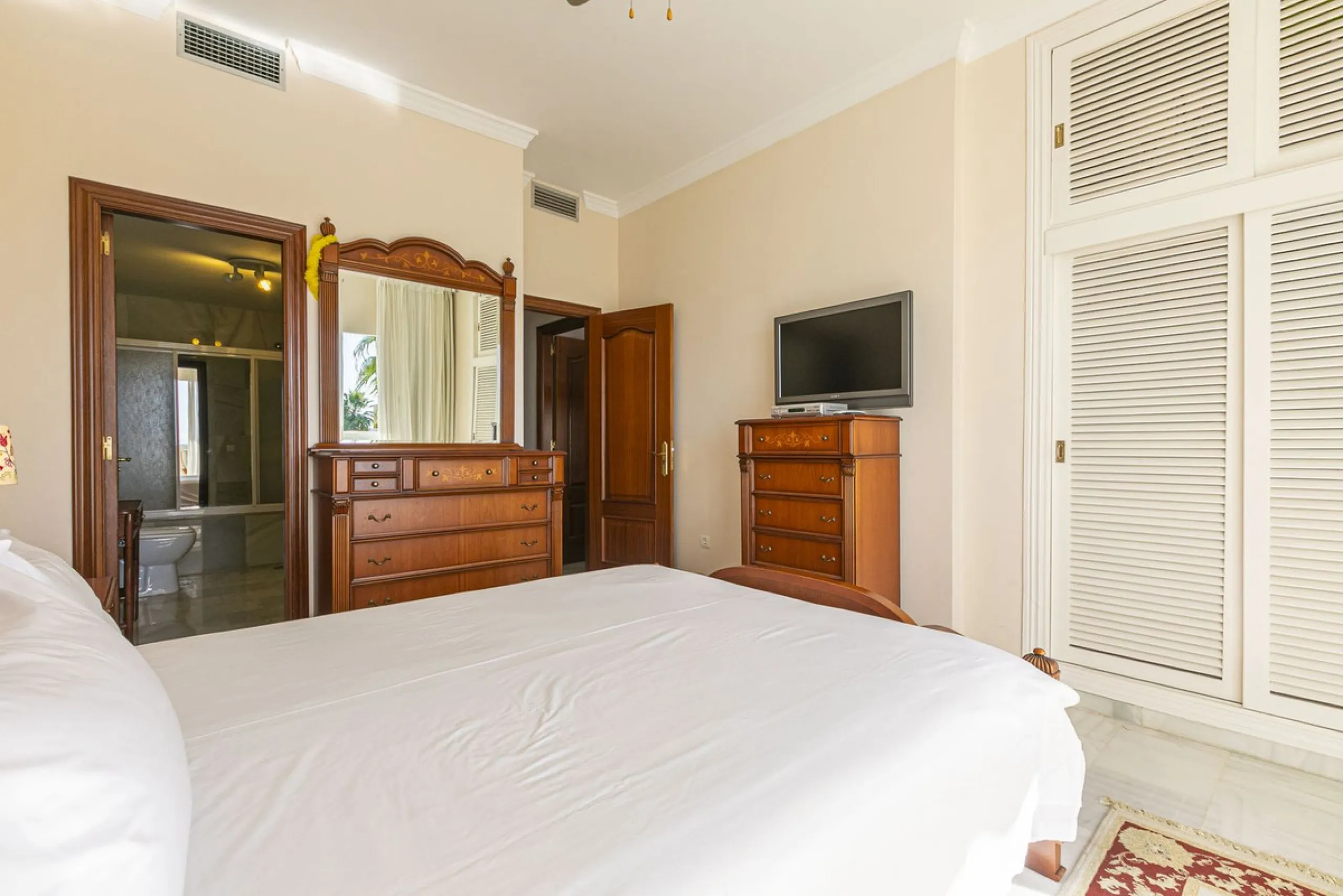 Turnkey investment opportunity in Royal Gardens, Nueva Andalucia, with transferable tourist license and proven rental income. Ideal for short- and long-term rentals or as a permanent residence.