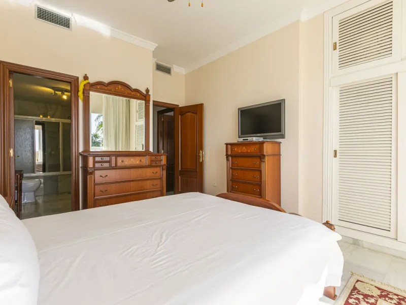 Turnkey investment opportunity in Royal Gardens, Nueva Andalucia, with transferable tourist license and proven rental income. Ideal for short- and long-term rentals or as a permanent residence.