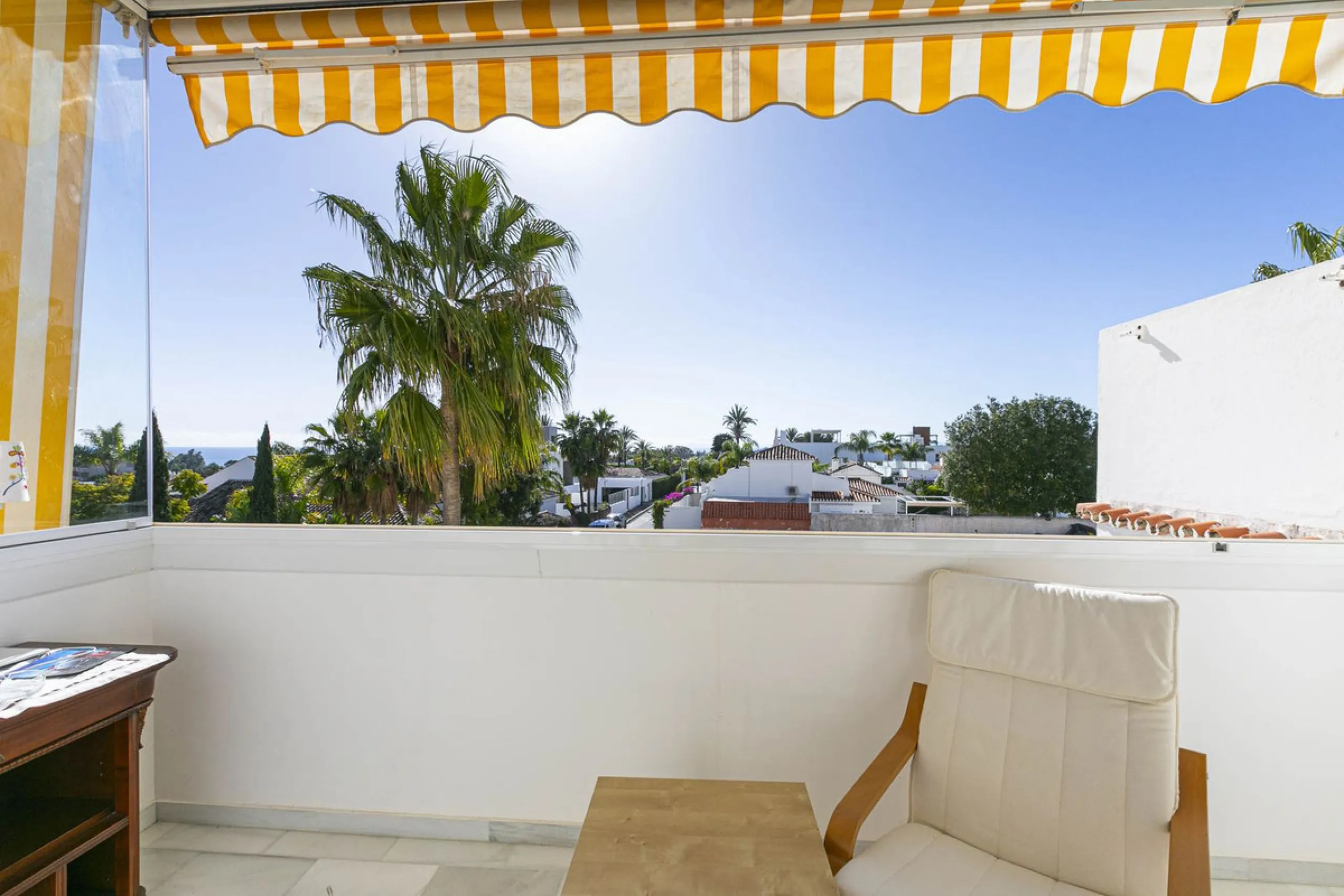 Turnkey investment opportunity in Royal Gardens, Nueva Andalucia, with transferable tourist license and proven rental income. Ideal for short- and long-term rentals or as a permanent residence.