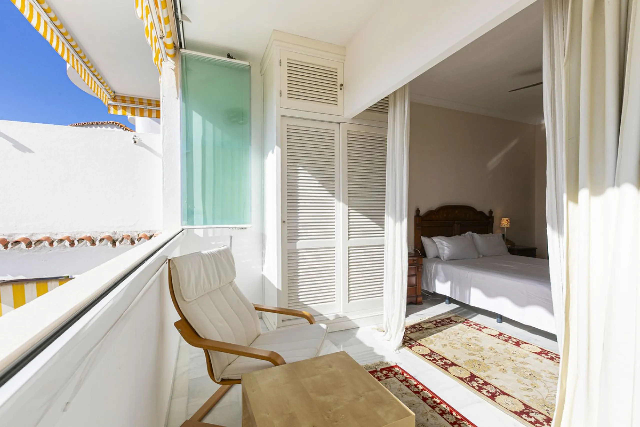 Turnkey investment opportunity in Royal Gardens, Nueva Andalucia, with transferable tourist license and proven rental income. Ideal for short- and long-term rentals or as a permanent residence.