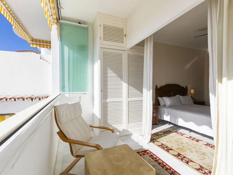 Turnkey investment opportunity in Royal Gardens, Nueva Andalucia, with transferable tourist license and proven rental income. Ideal for short- and long-term rentals or as a permanent residence.