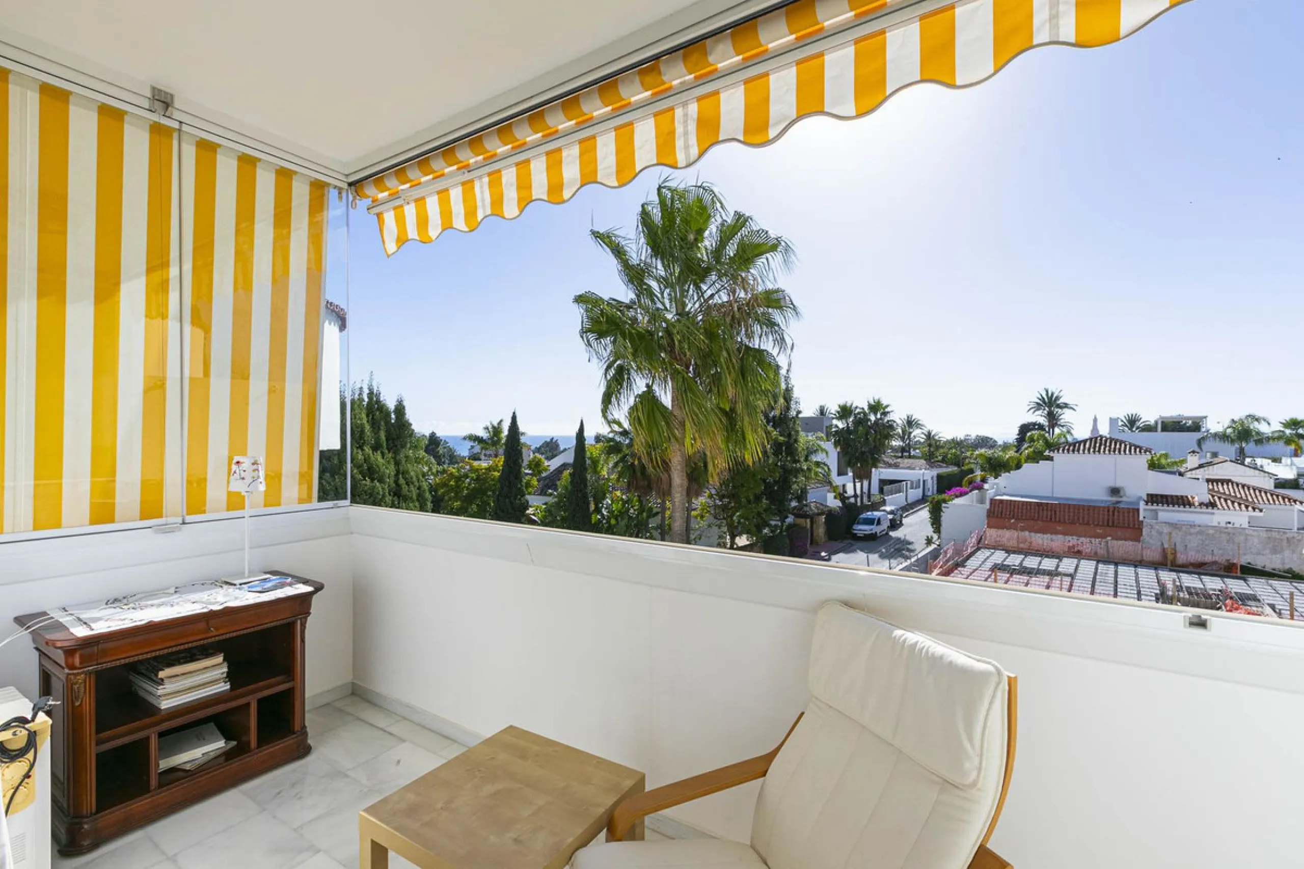 Turnkey investment opportunity in Royal Gardens, Nueva Andalucia, with transferable tourist license and proven rental income. Ideal for short- and long-term rentals or as a permanent residence.