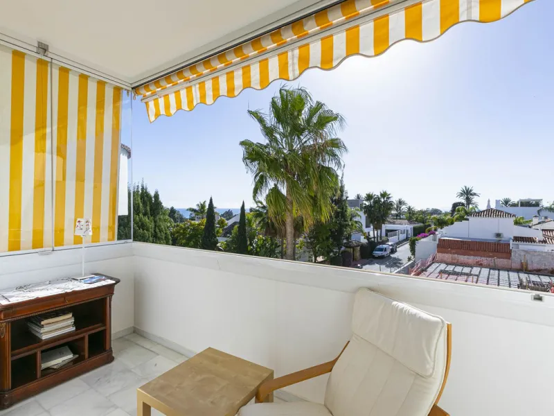 Turnkey investment opportunity in Royal Gardens, Nueva Andalucia, with transferable tourist license and proven rental income. Ideal for short- and long-term rentals or as a permanent residence.