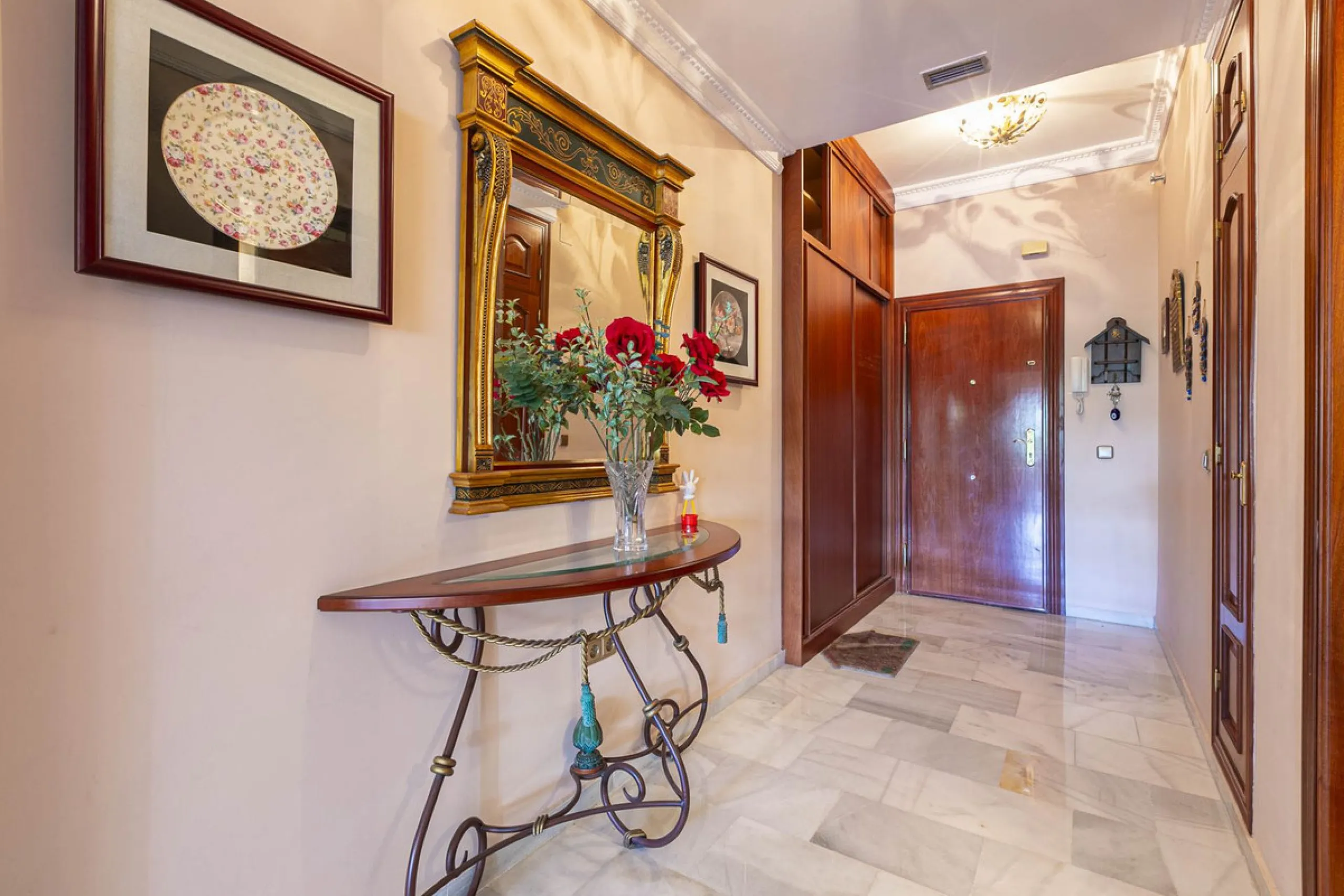 Turnkey investment opportunity in Royal Gardens, Nueva Andalucia, with transferable tourist license and proven rental income. Ideal for short- and long-term rentals or as a permanent residence.