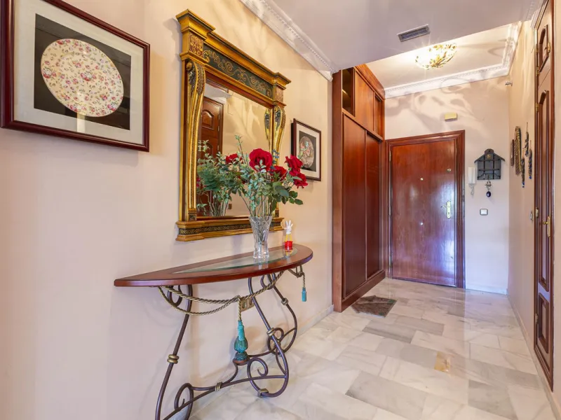 Turnkey investment opportunity in Royal Gardens, Nueva Andalucia, with transferable tourist license and proven rental income. Ideal for short- and long-term rentals or as a permanent residence.