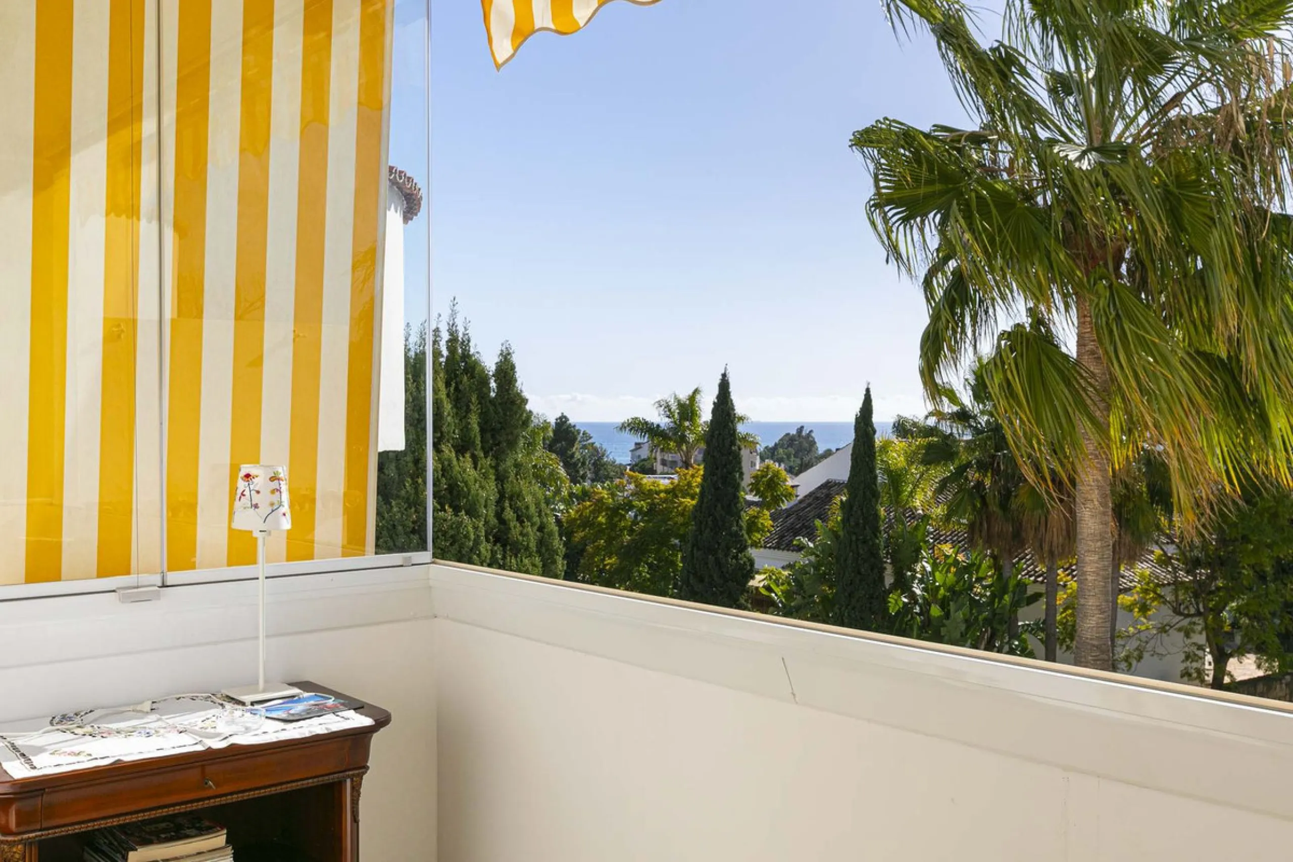 Turnkey investment opportunity in Royal Gardens, Nueva Andalucia, with transferable tourist license and proven rental income. Ideal for short- and long-term rentals or as a permanent residence.