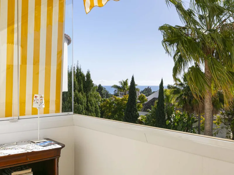 Turnkey investment opportunity in Royal Gardens, Nueva Andalucia, with transferable tourist license and proven rental income. Ideal for short- and long-term rentals or as a permanent residence.