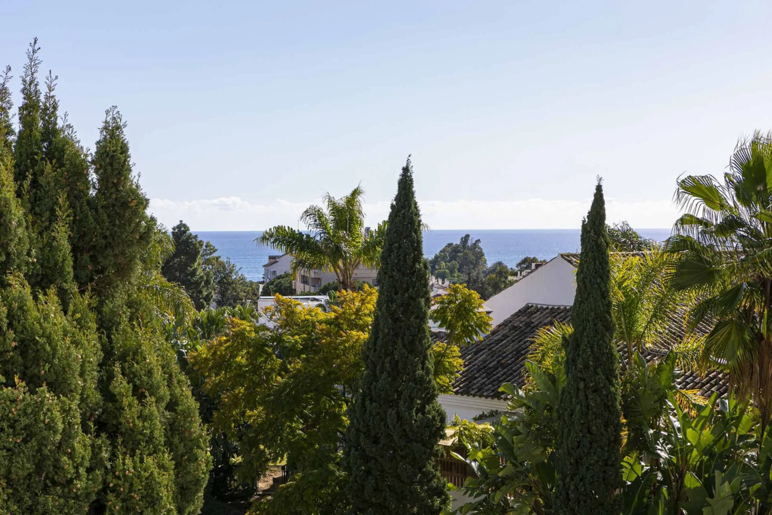 Turnkey investment opportunity in Royal Gardens, Nueva Andalucia, with transferable tourist license and proven rental income. Ideal for short- and long-term rentals or as a permanent residence.