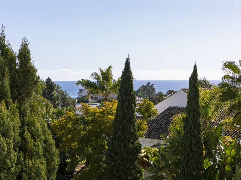 Turnkey investment opportunity in Royal Gardens, Nueva Andalucia, with transferable tourist license and proven rental income. Ideal for short- and long-term rentals or as a permanent residence.