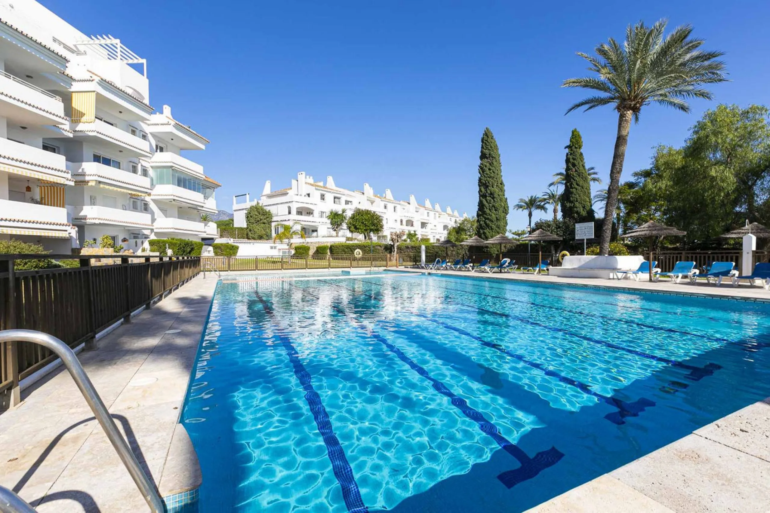 Turnkey investment opportunity in Royal Gardens, Nueva Andalucia, with transferable tourist license and proven rental income. Ideal for short- and long-term rentals or as a permanent residence.