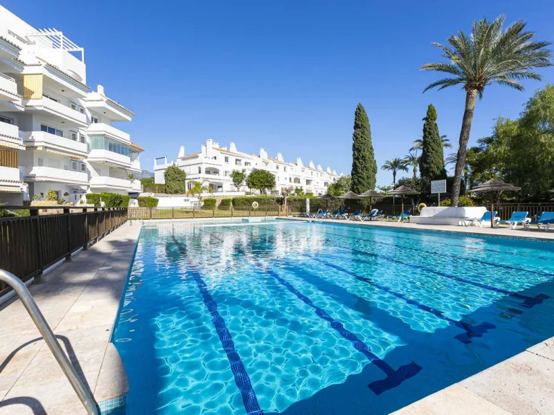 Turnkey investment opportunity in Royal Gardens, Nueva Andalucia, with transferable tourist license and proven rental income. Ideal for short- and long-term rentals or as a permanent residence.