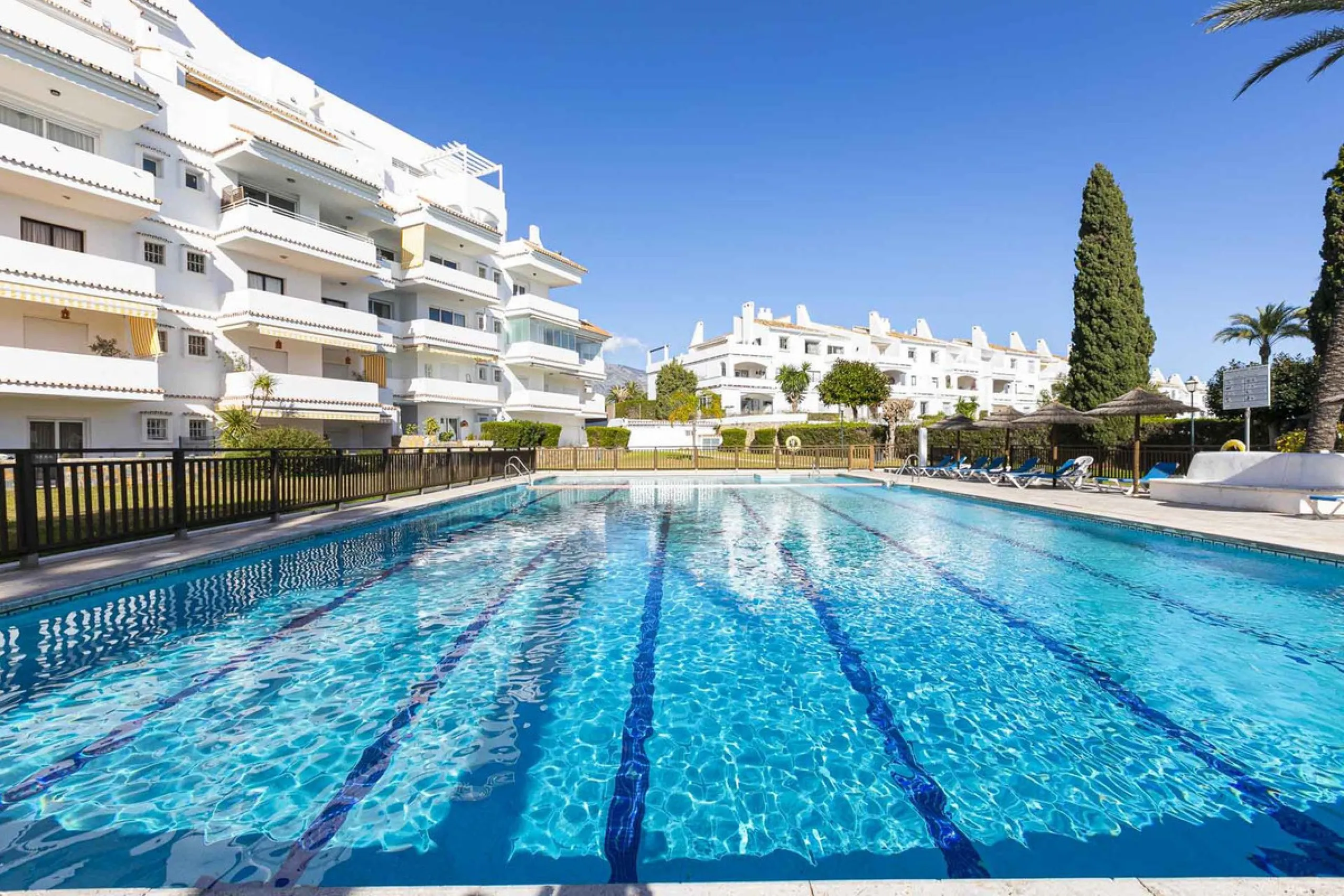 Turnkey investment opportunity in Royal Gardens, Nueva Andalucia, with transferable tourist license and proven rental income. Ideal for short- and long-term rentals or as a permanent residence.