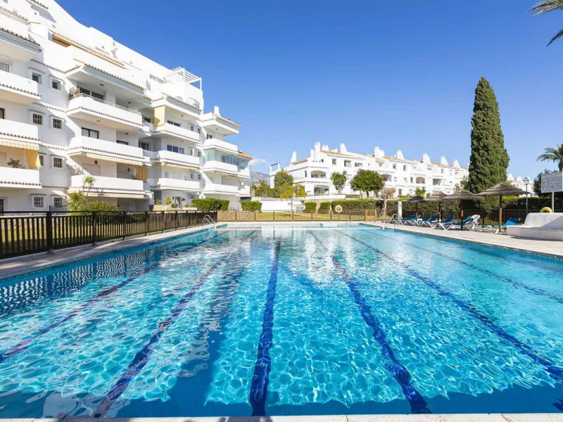 Turnkey investment opportunity in Royal Gardens, Nueva Andalucia, with transferable tourist license and proven rental income. Ideal for short- and long-term rentals or as a permanent residence.