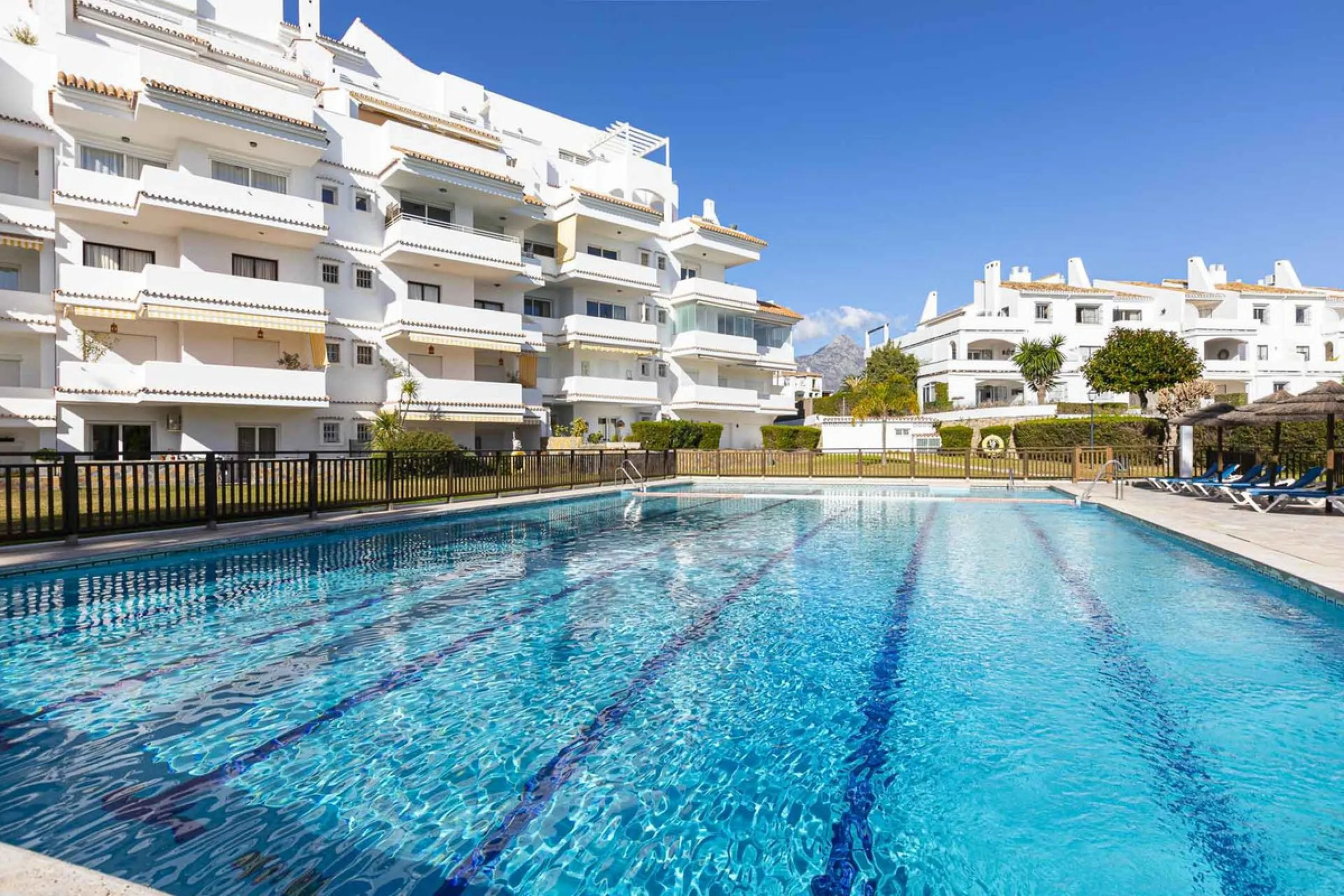 Turnkey investment opportunity in Royal Gardens, Nueva Andalucia, with transferable tourist license and proven rental income. Ideal for short- and long-term rentals or as a permanent residence.