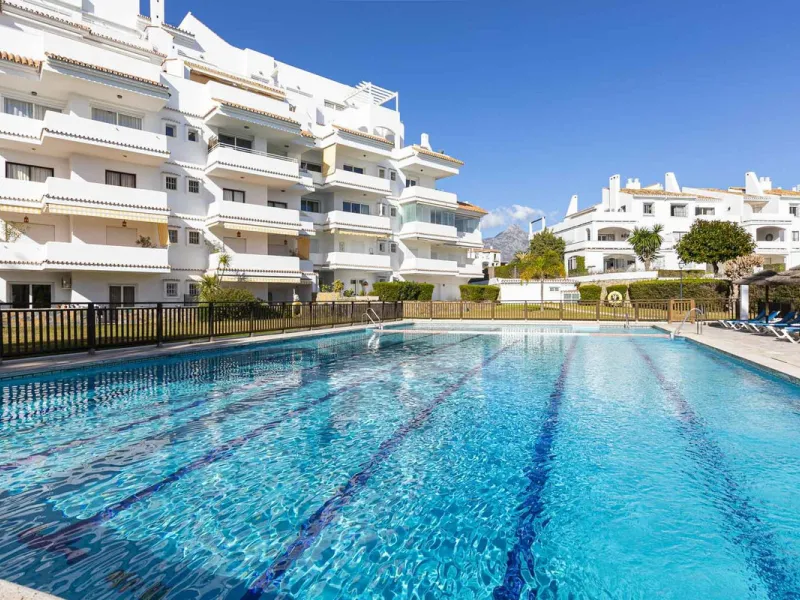 Turnkey investment opportunity in Royal Gardens, Nueva Andalucia, with transferable tourist license and proven rental income. Ideal for short- and long-term rentals or as a permanent residence.