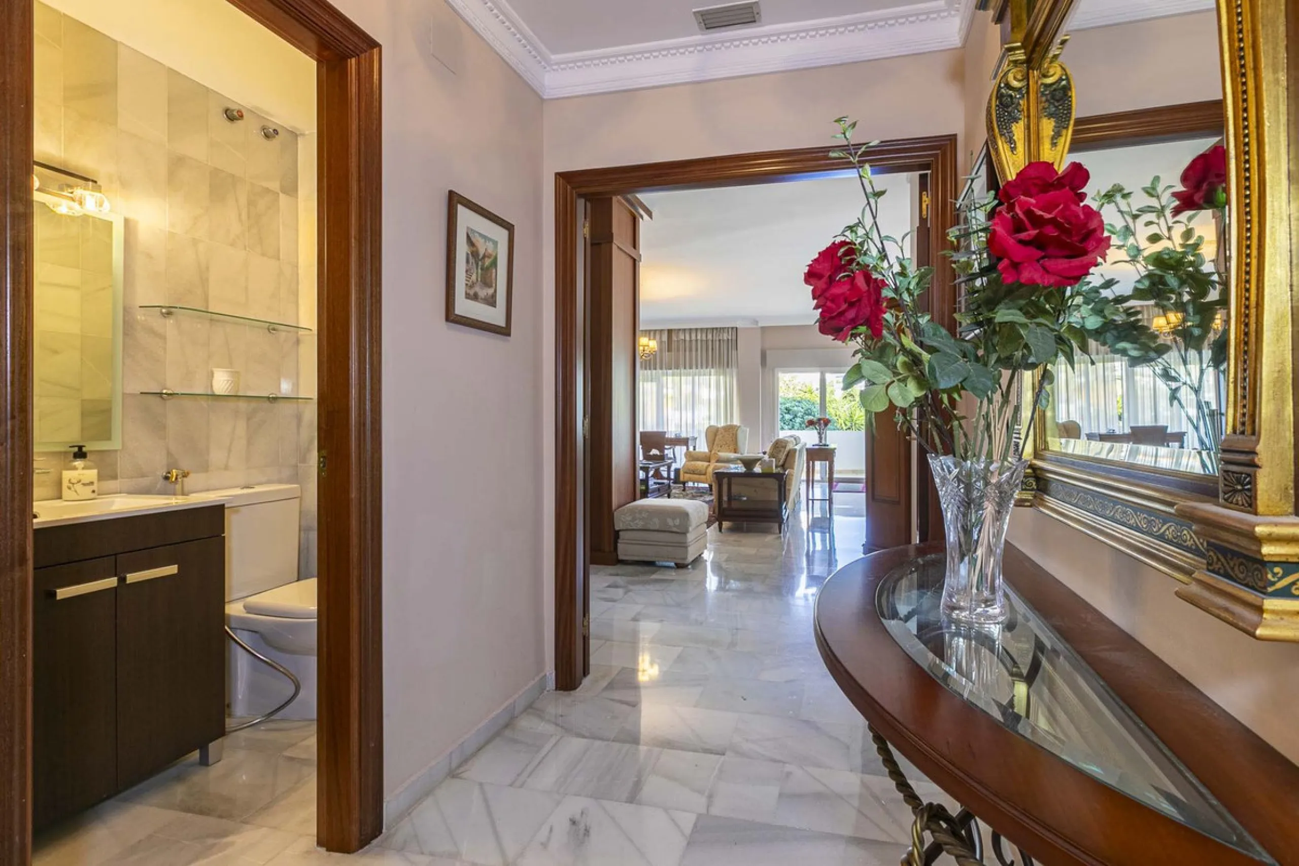 Turnkey investment opportunity in Royal Gardens, Nueva Andalucia, with transferable tourist license and proven rental income. Ideal for short- and long-term rentals or as a permanent residence.