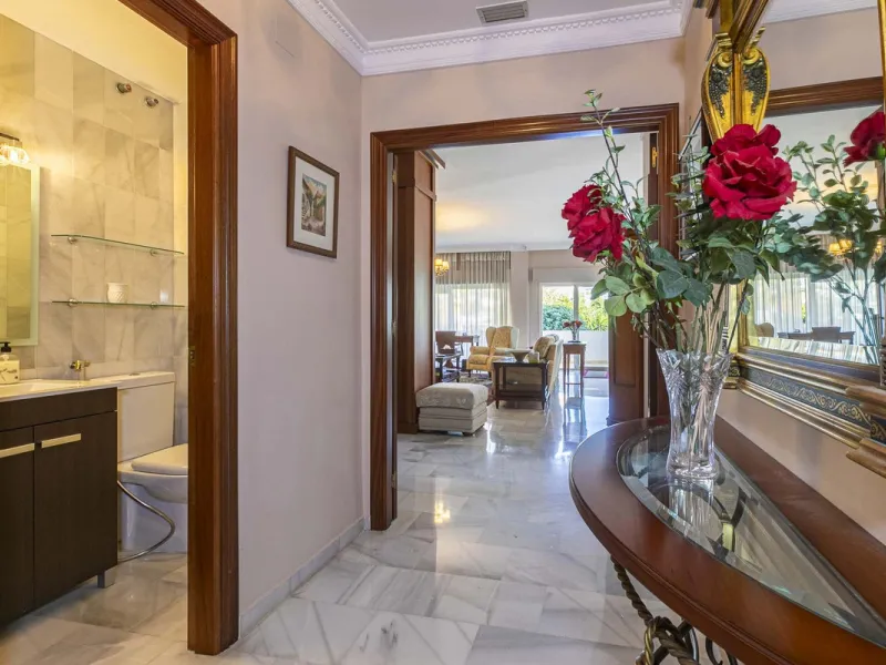 Turnkey investment opportunity in Royal Gardens, Nueva Andalucia, with transferable tourist license and proven rental income. Ideal for short- and long-term rentals or as a permanent residence.