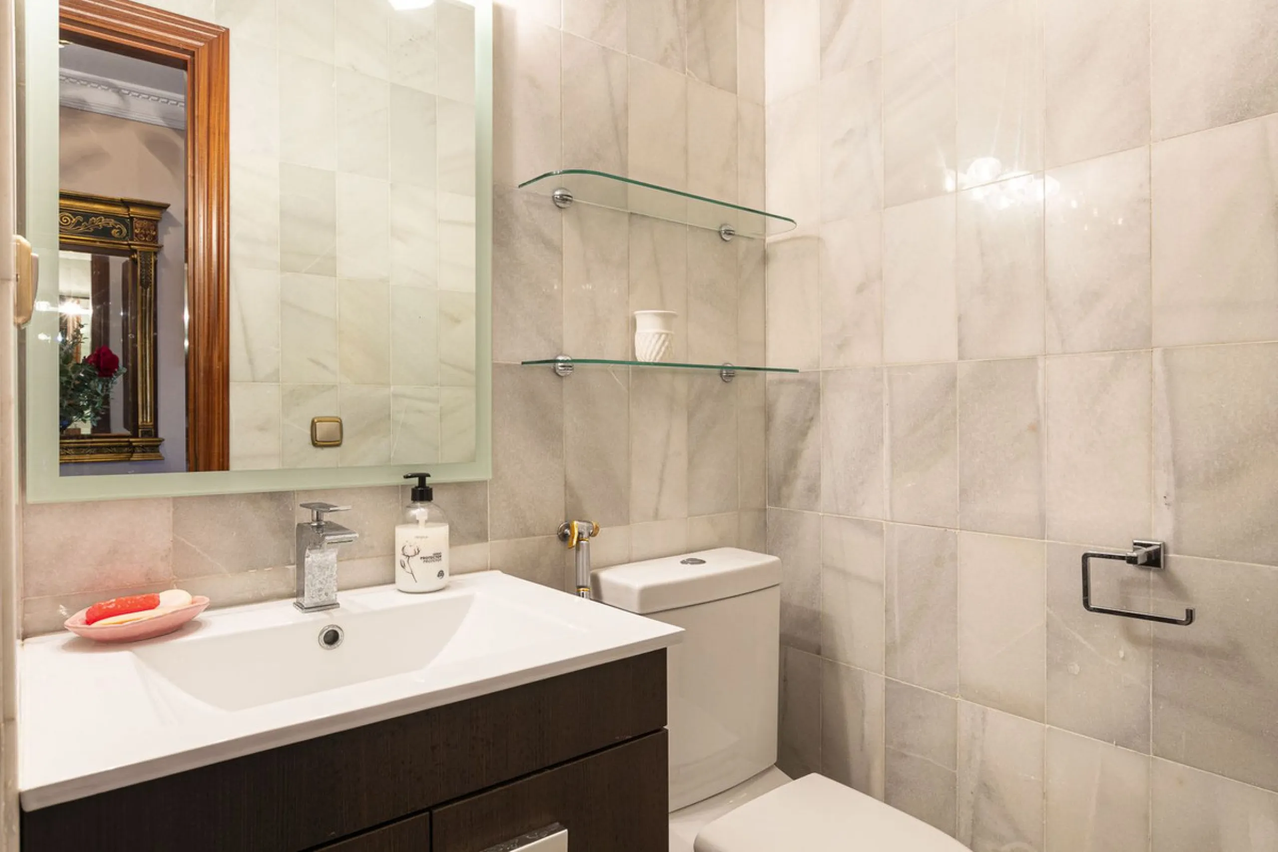 Turnkey investment opportunity in Royal Gardens, Nueva Andalucia, with transferable tourist license and proven rental income. Ideal for short- and long-term rentals or as a permanent residence.