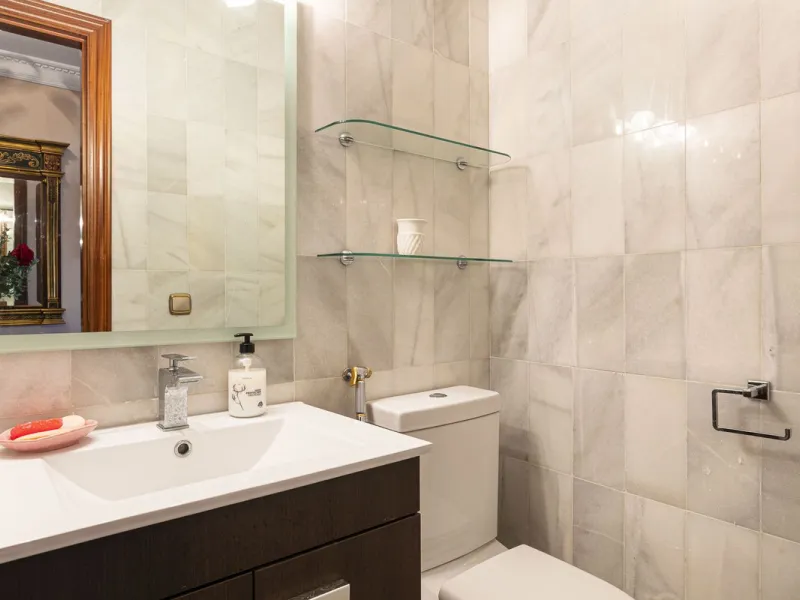 Turnkey investment opportunity in Royal Gardens, Nueva Andalucia, with transferable tourist license and proven rental income. Ideal for short- and long-term rentals or as a permanent residence.