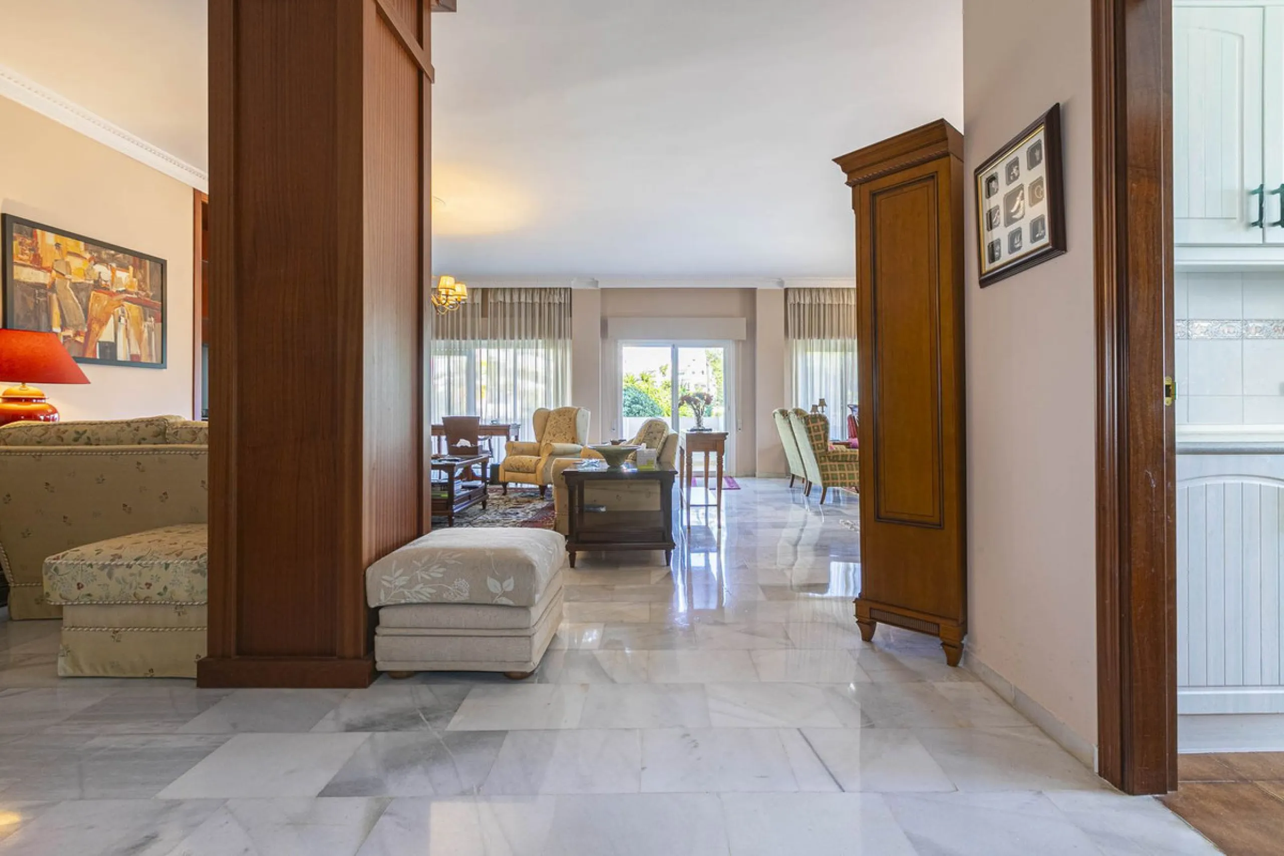 Turnkey investment opportunity in Royal Gardens, Nueva Andalucia, with transferable tourist license and proven rental income. Ideal for short- and long-term rentals or as a permanent residence.