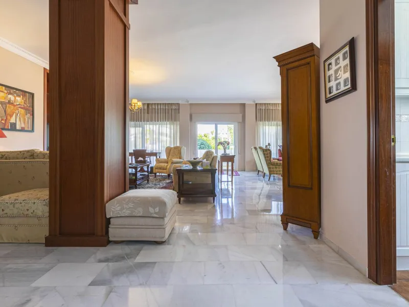 Turnkey investment opportunity in Royal Gardens, Nueva Andalucia, with transferable tourist license and proven rental income. Ideal for short- and long-term rentals or as a permanent residence.