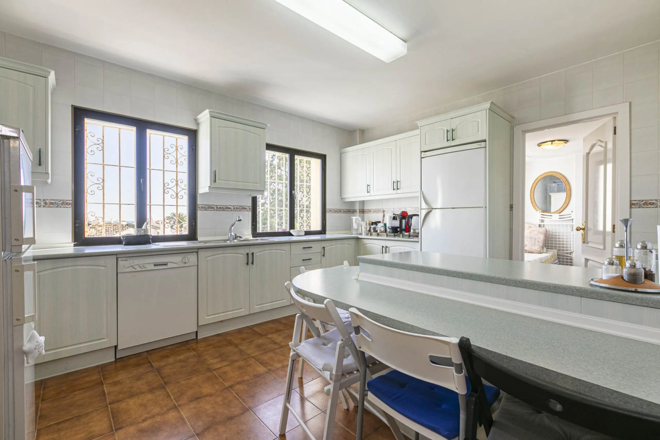 Turnkey investment opportunity in Royal Gardens, Nueva Andalucia, with transferable tourist license and proven rental income. Ideal for short- and long-term rentals or as a permanent residence.