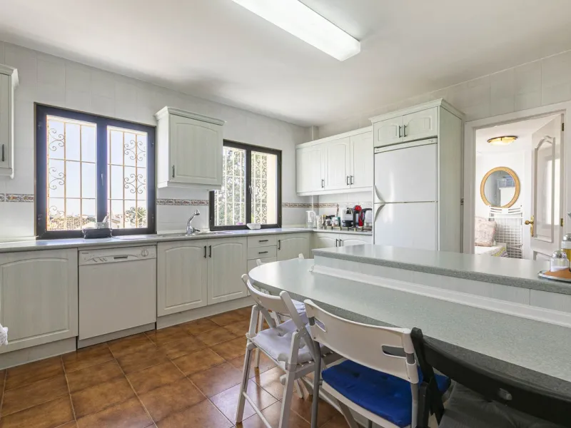 Turnkey investment opportunity in Royal Gardens, Nueva Andalucia, with transferable tourist license and proven rental income. Ideal for short- and long-term rentals or as a permanent residence.