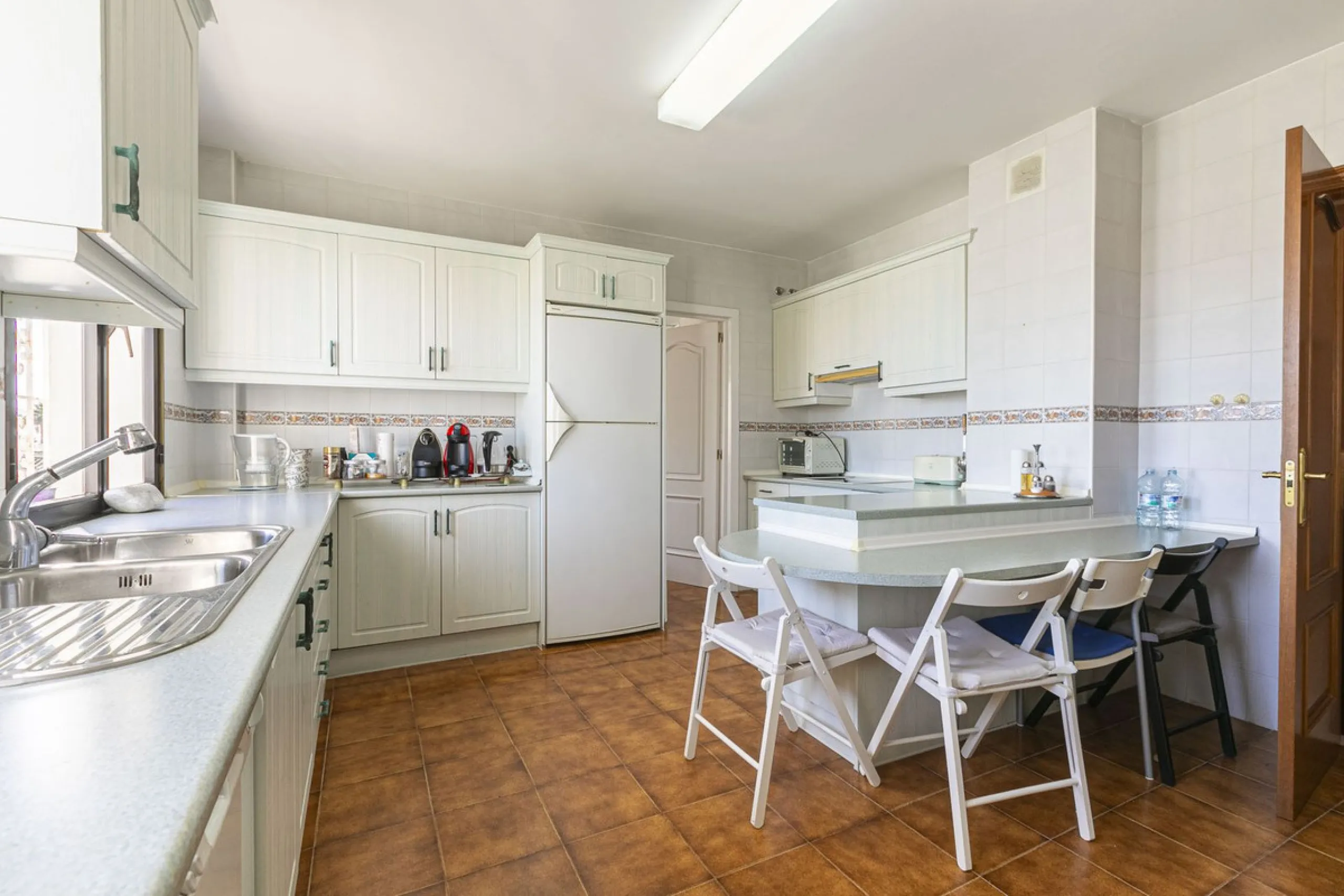 Turnkey investment opportunity in Royal Gardens, Nueva Andalucia, with transferable tourist license and proven rental income. Ideal for short- and long-term rentals or as a permanent residence.