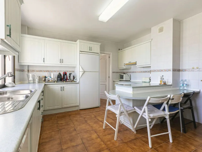 Turnkey investment opportunity in Royal Gardens, Nueva Andalucia, with transferable tourist license and proven rental income. Ideal for short- and long-term rentals or as a permanent residence.