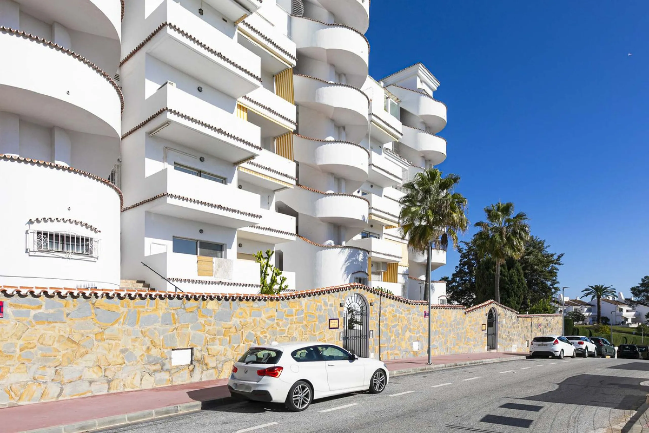 Turnkey investment opportunity in Royal Gardens, Nueva Andalucia, with transferable tourist license and proven rental income. Ideal for short- and long-term rentals or as a permanent residence.