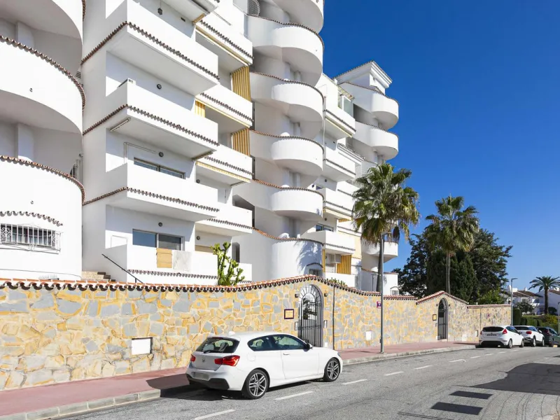 Turnkey investment opportunity in Royal Gardens, Nueva Andalucia, with transferable tourist license and proven rental income. Ideal for short- and long-term rentals or as a permanent residence.