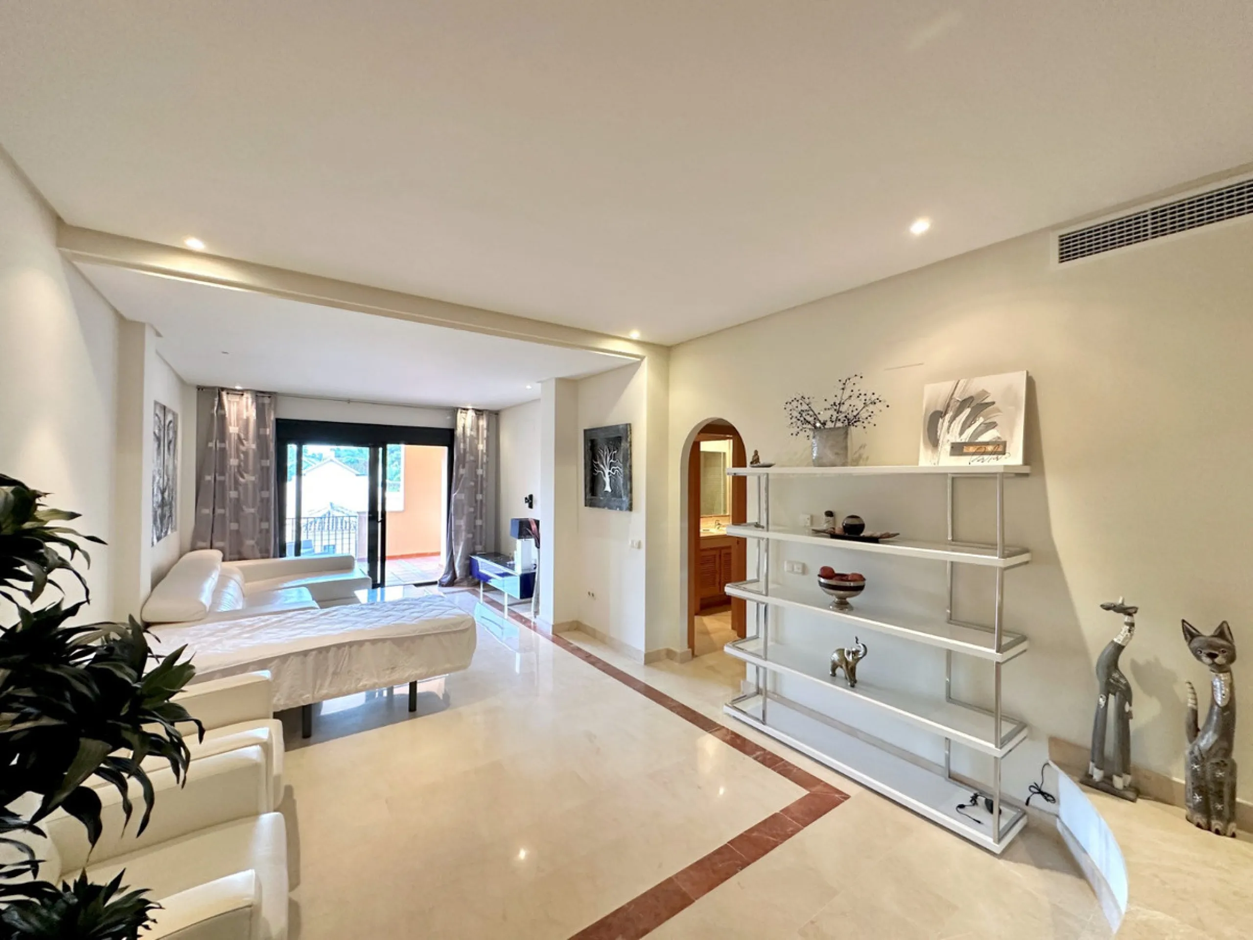 Nestled in the prestigious area of Las Mimosas, Marbella - Puerto Banus, this exquisite apartment offers a harmonious blend of comfort and convenience. Boasting a generous built area of 153m², including 143m² of interior space and a 30m² terrace, this pro
