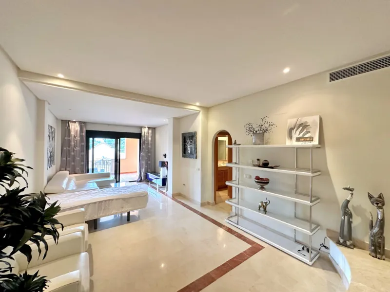 Nestled in the prestigious area of Las Mimosas, Marbella - Puerto Banus, this exquisite apartment offers a harmonious blend of comfort and convenience. Boasting a generous built area of 153m², including 143m² of interior space and a 30m² terrace, this pro