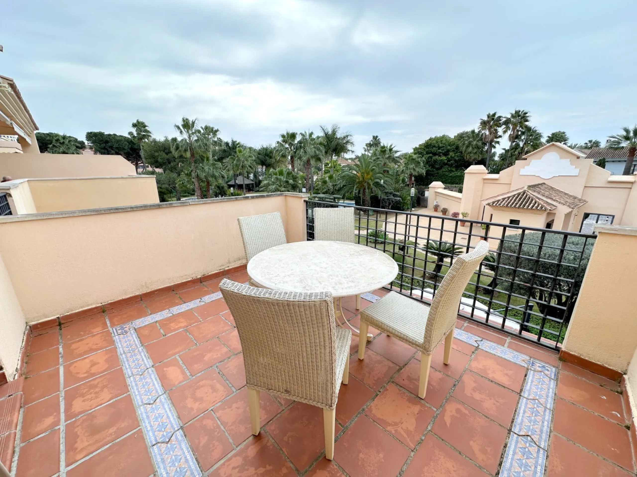 Nestled in the prestigious area of Las Mimosas, Marbella - Puerto Banus, this exquisite apartment offers a harmonious blend of comfort and convenience. Boasting a generous built area of 153m², including 143m² of interior space and a 30m² terrace, this pro