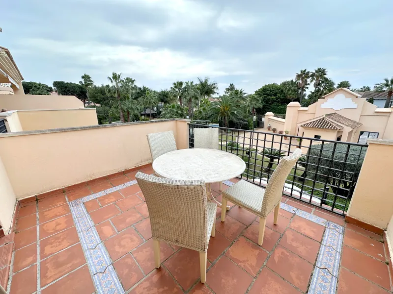 Nestled in the prestigious area of Las Mimosas, Marbella - Puerto Banus, this exquisite apartment offers a harmonious blend of comfort and convenience. Boasting a generous built area of 153m², including 143m² of interior space and a 30m² terrace, this pro