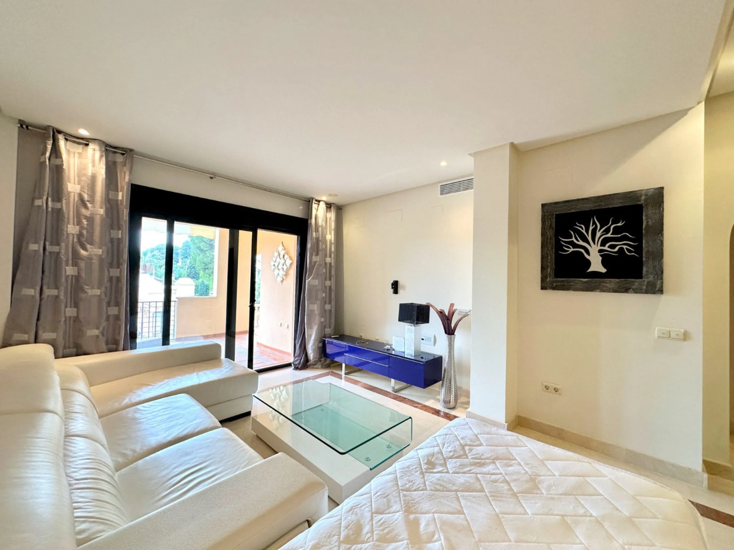 Nestled in the prestigious area of Las Mimosas, Marbella - Puerto Banus, this exquisite apartment offers a harmonious blend of comfort and convenience. Boasting a generous built area of 153m², including 143m² of interior space and a 30m² terrace, this pro