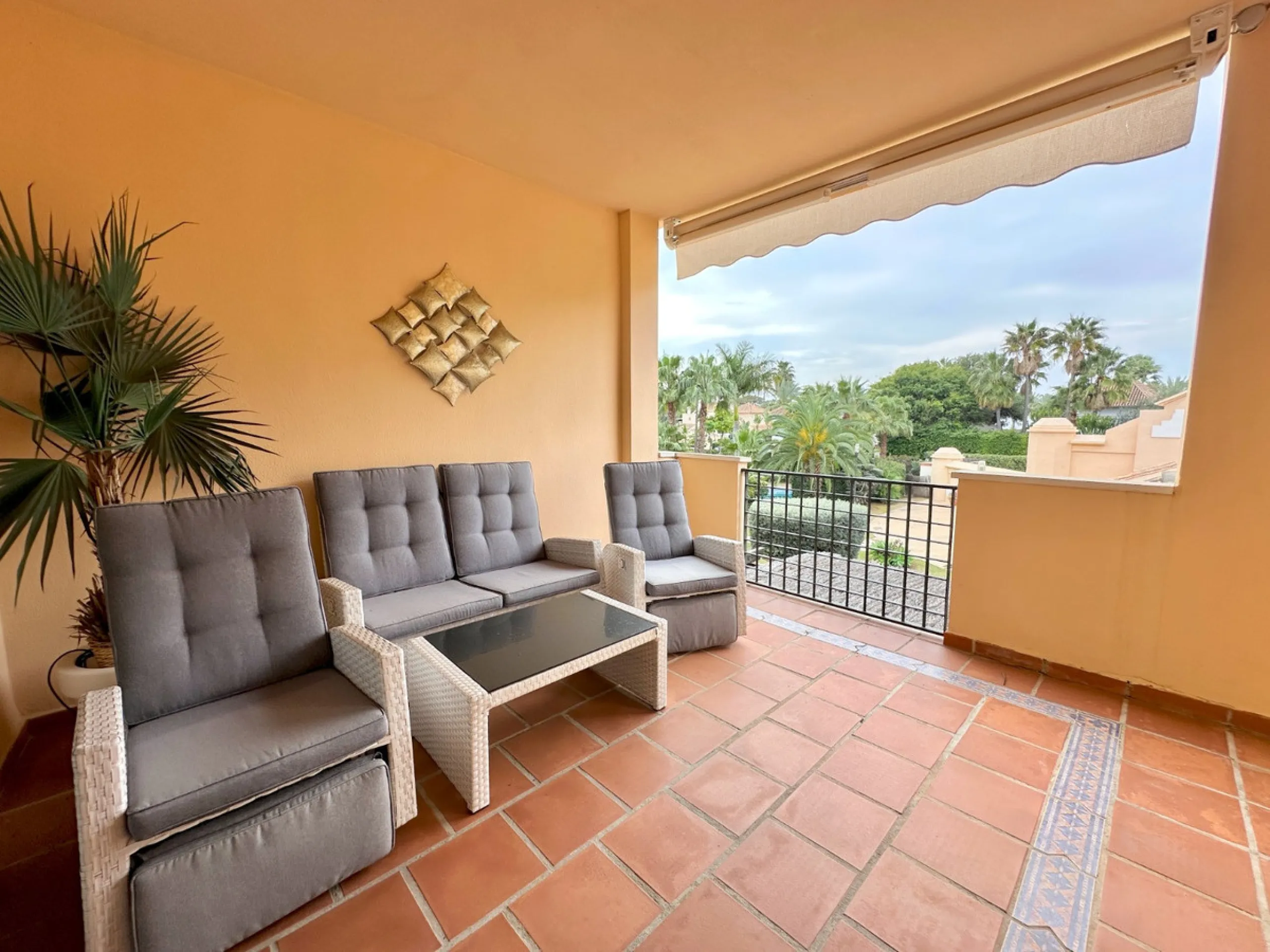 Nestled in the prestigious area of Las Mimosas, Marbella - Puerto Banus, this exquisite apartment offers a harmonious blend of comfort and convenience. Boasting a generous built area of 153m², including 143m² of interior space and a 30m² terrace, this pro