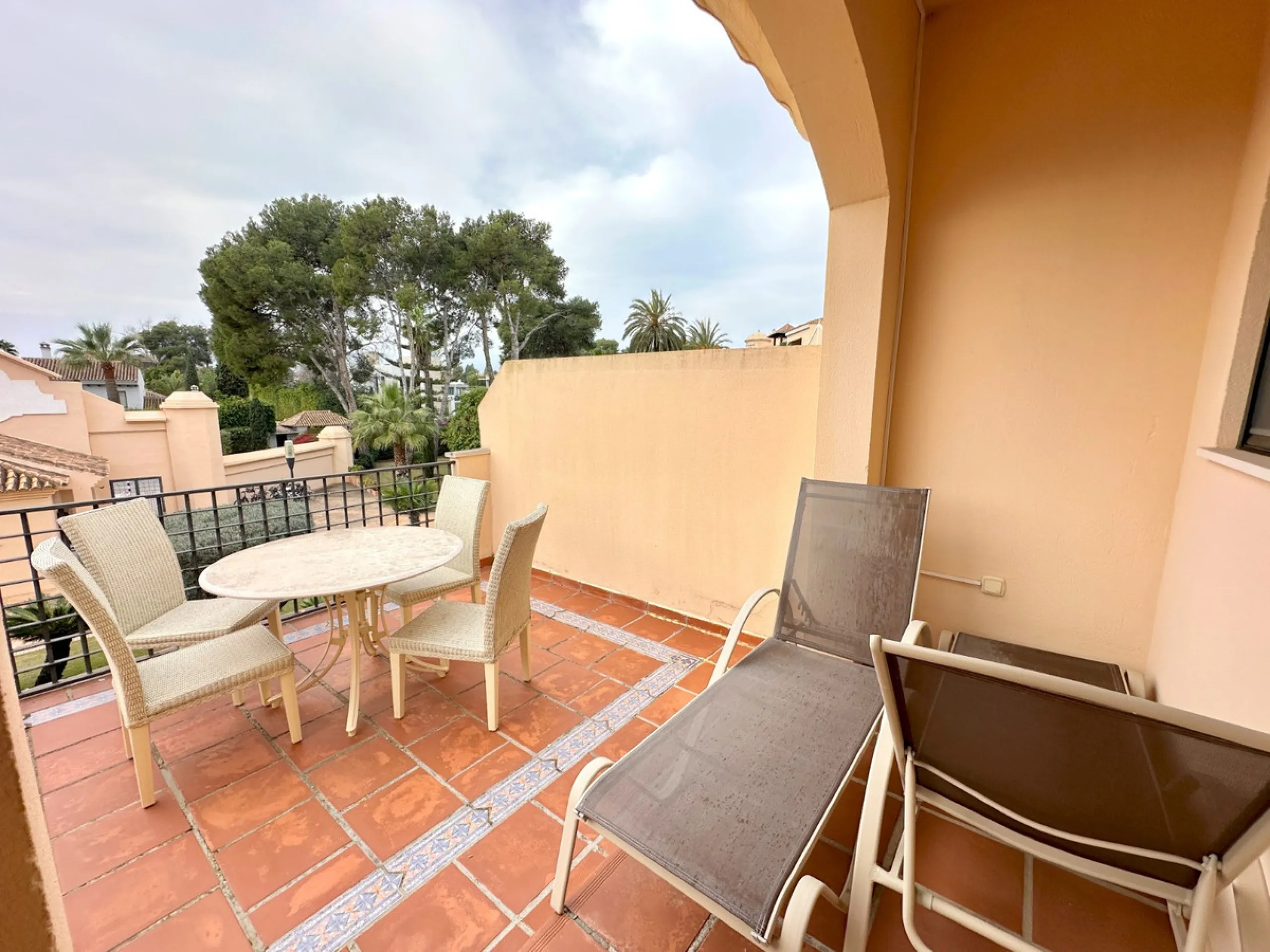 Nestled in the prestigious area of Las Mimosas, Marbella - Puerto Banus, this exquisite apartment offers a harmonious blend of comfort and convenience. Boasting a generous built area of 153m², including 143m² of interior space and a 30m² terrace, this pro