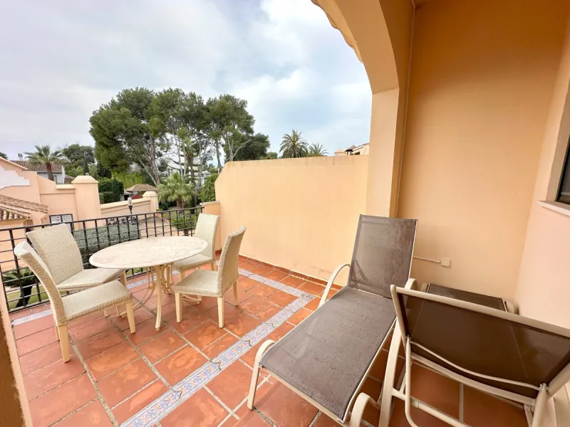 Nestled in the prestigious area of Las Mimosas, Marbella - Puerto Banus, this exquisite apartment offers a harmonious blend of comfort and convenience. Boasting a generous built area of 153m², including 143m² of interior space and a 30m² terrace, this pro