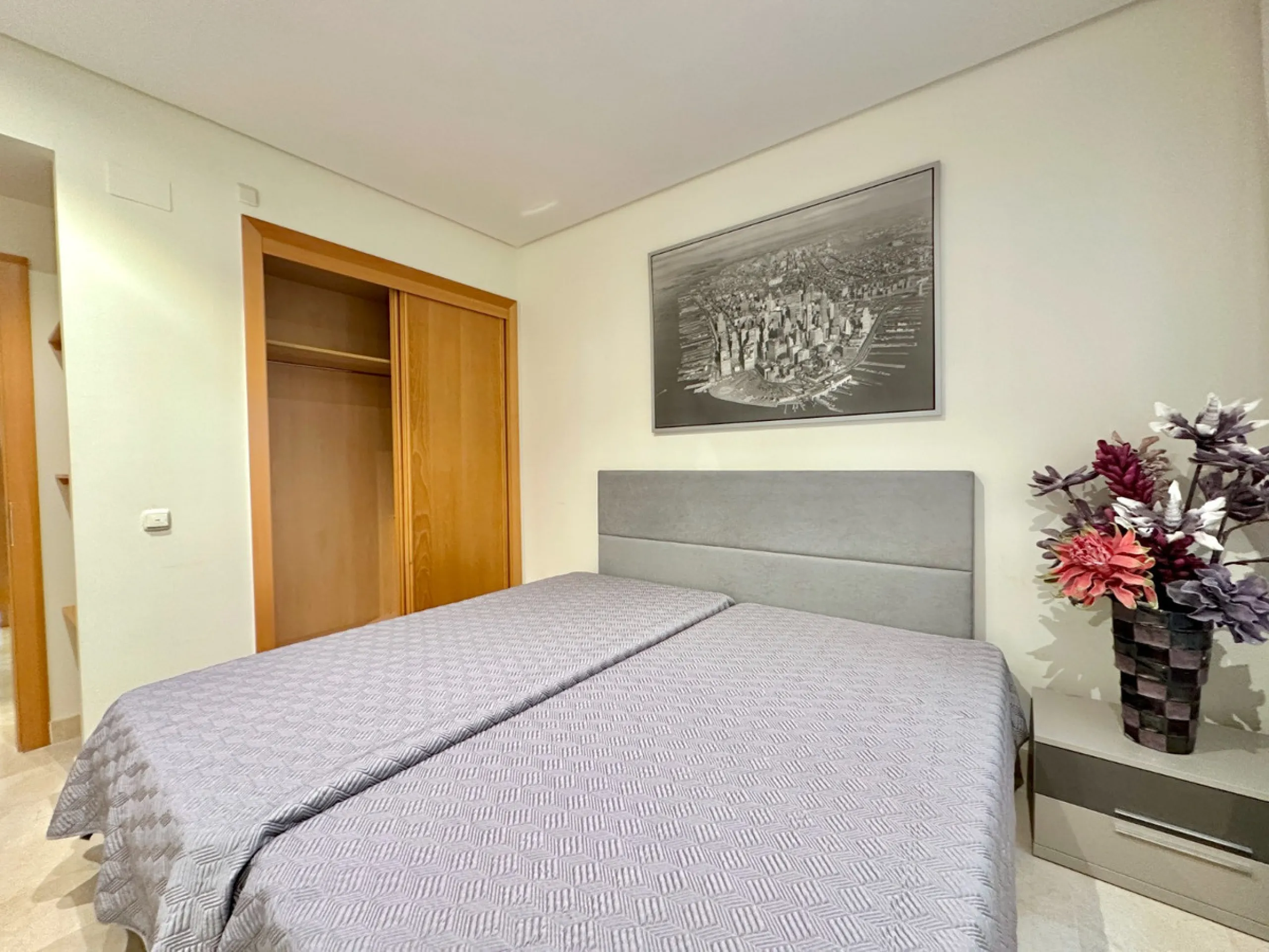 Nestled in the prestigious area of Las Mimosas, Marbella - Puerto Banus, this exquisite apartment offers a harmonious blend of comfort and convenience. Boasting a generous built area of 153m², including 143m² of interior space and a 30m² terrace, this pro