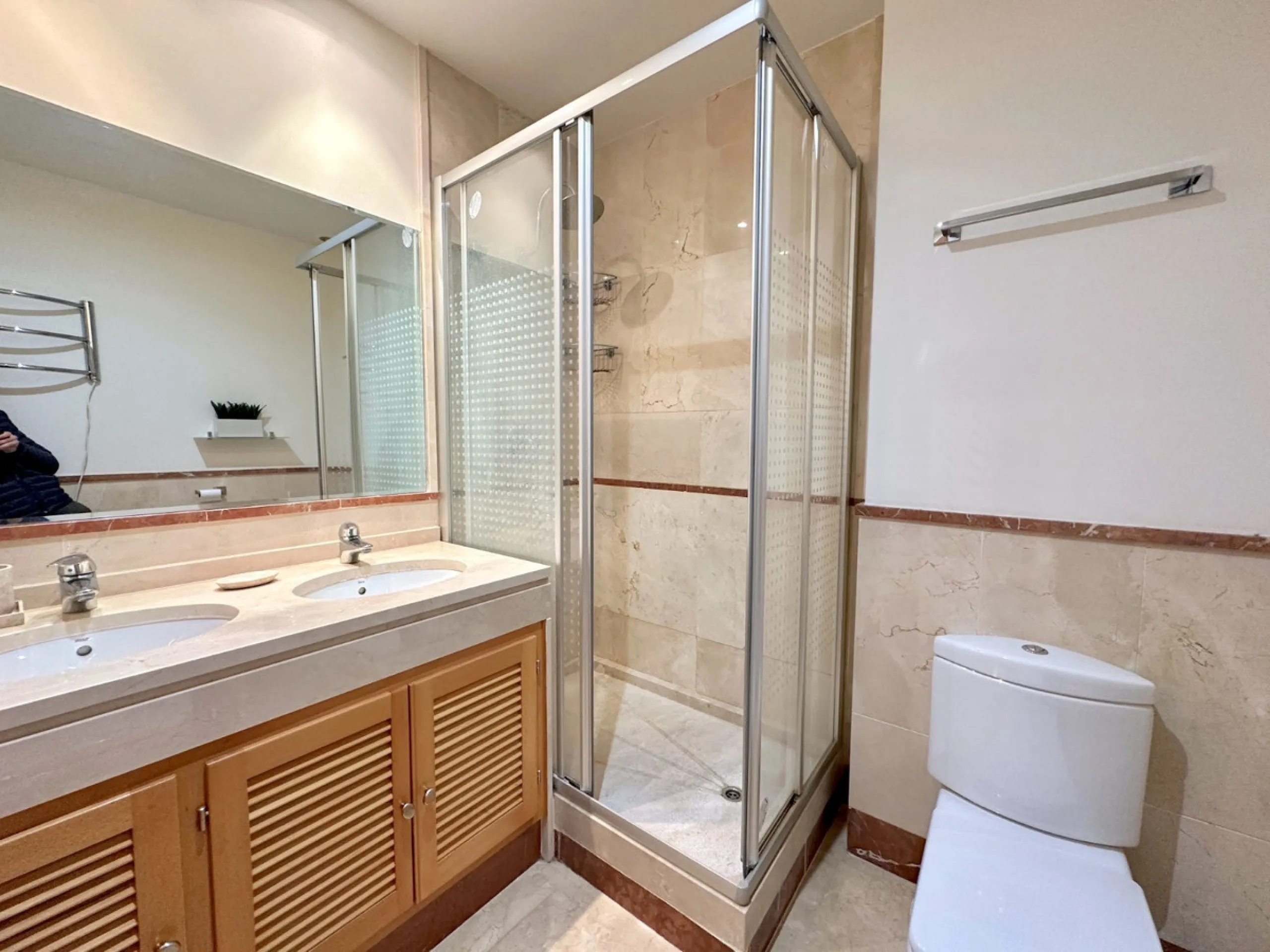 Nestled in the prestigious area of Las Mimosas, Marbella - Puerto Banus, this exquisite apartment offers a harmonious blend of comfort and convenience. Boasting a generous built area of 153m², including 143m² of interior space and a 30m² terrace, this pro