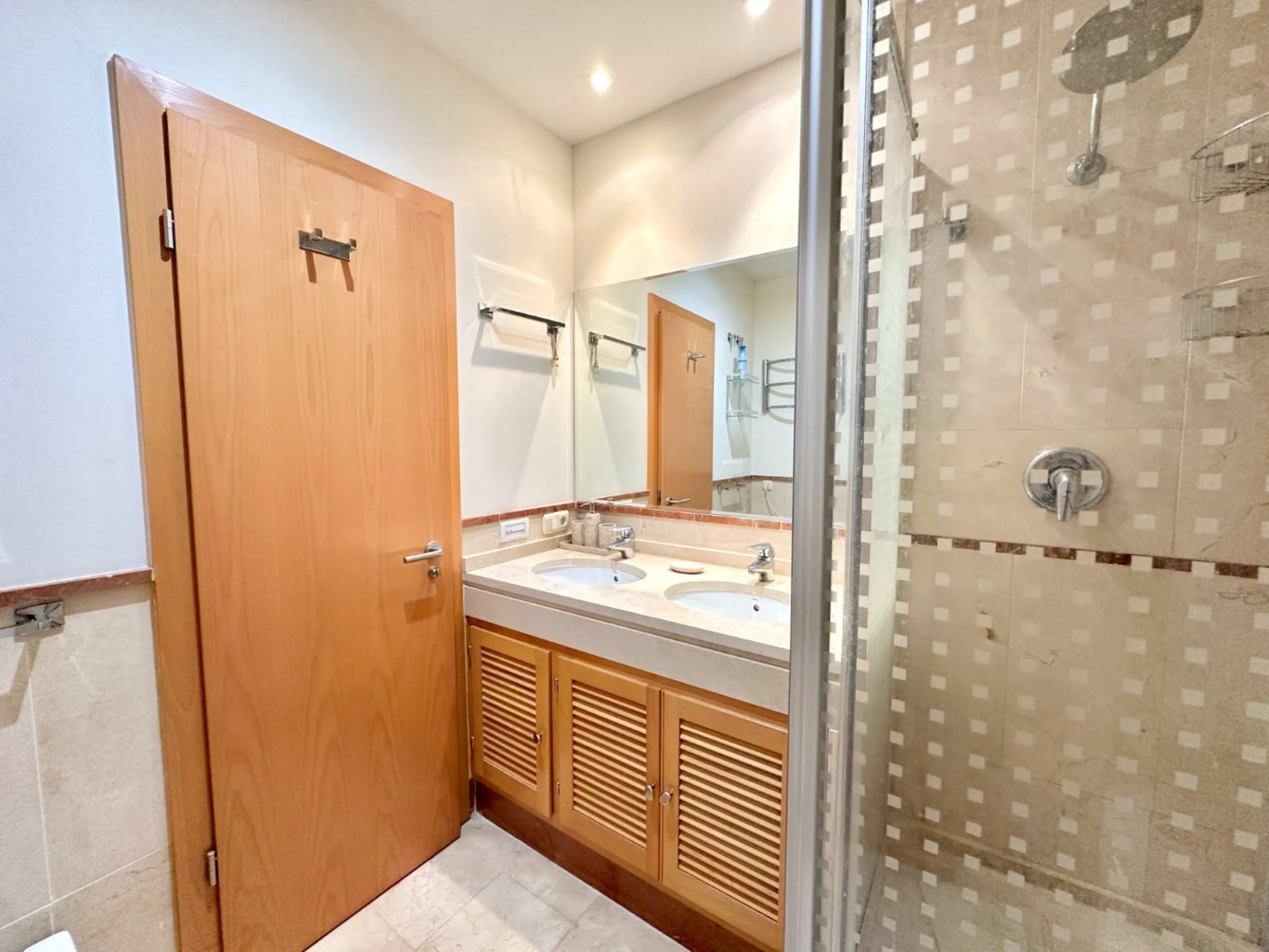 Nestled in the prestigious area of Las Mimosas, Marbella - Puerto Banus, this exquisite apartment offers a harmonious blend of comfort and convenience. Boasting a generous built area of 153m², including 143m² of interior space and a 30m² terrace, this pro