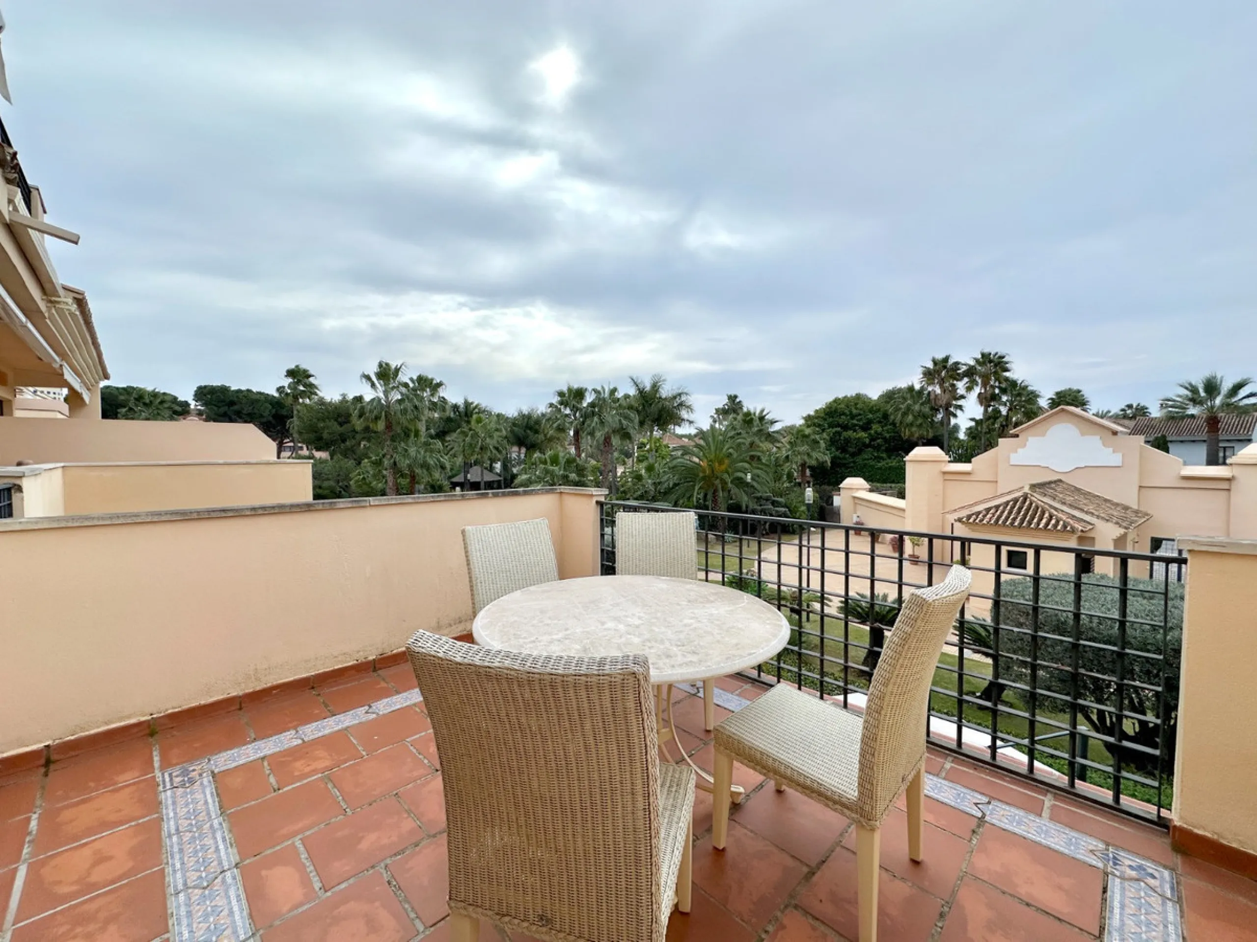 Nestled in the prestigious area of Las Mimosas, Marbella - Puerto Banus, this exquisite apartment offers a harmonious blend of comfort and convenience. Boasting a generous built area of 153m², including 143m² of interior space and a 30m² terrace, this pro