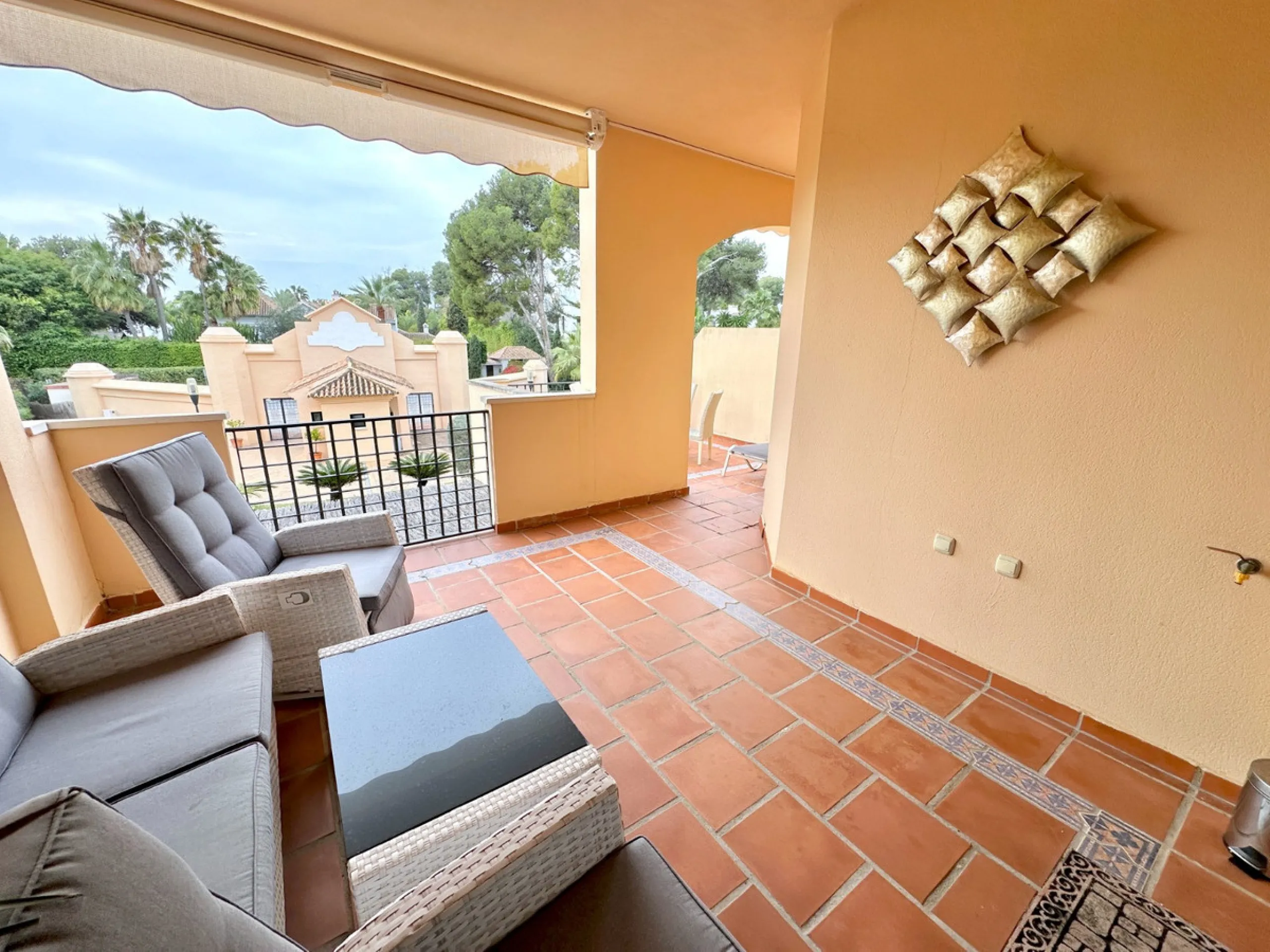 Nestled in the prestigious area of Las Mimosas, Marbella - Puerto Banus, this exquisite apartment offers a harmonious blend of comfort and convenience. Boasting a generous built area of 153m², including 143m² of interior space and a 30m² terrace, this pro