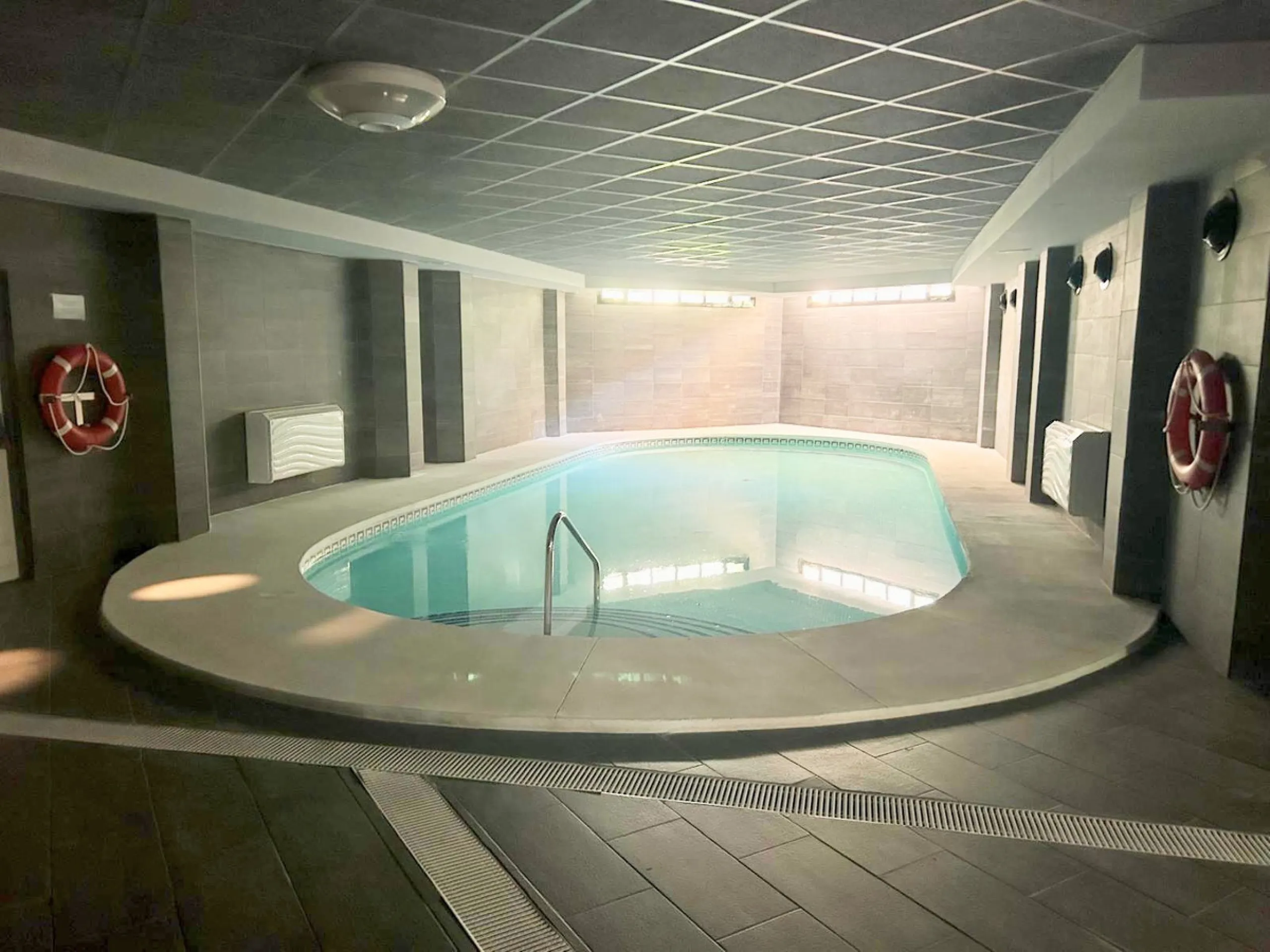 Nestled in the prestigious area of Las Mimosas, Marbella - Puerto Banus, this exquisite apartment offers a harmonious blend of comfort and convenience. Boasting a generous built area of 153m², including 143m² of interior space and a 30m² terrace, this pro
