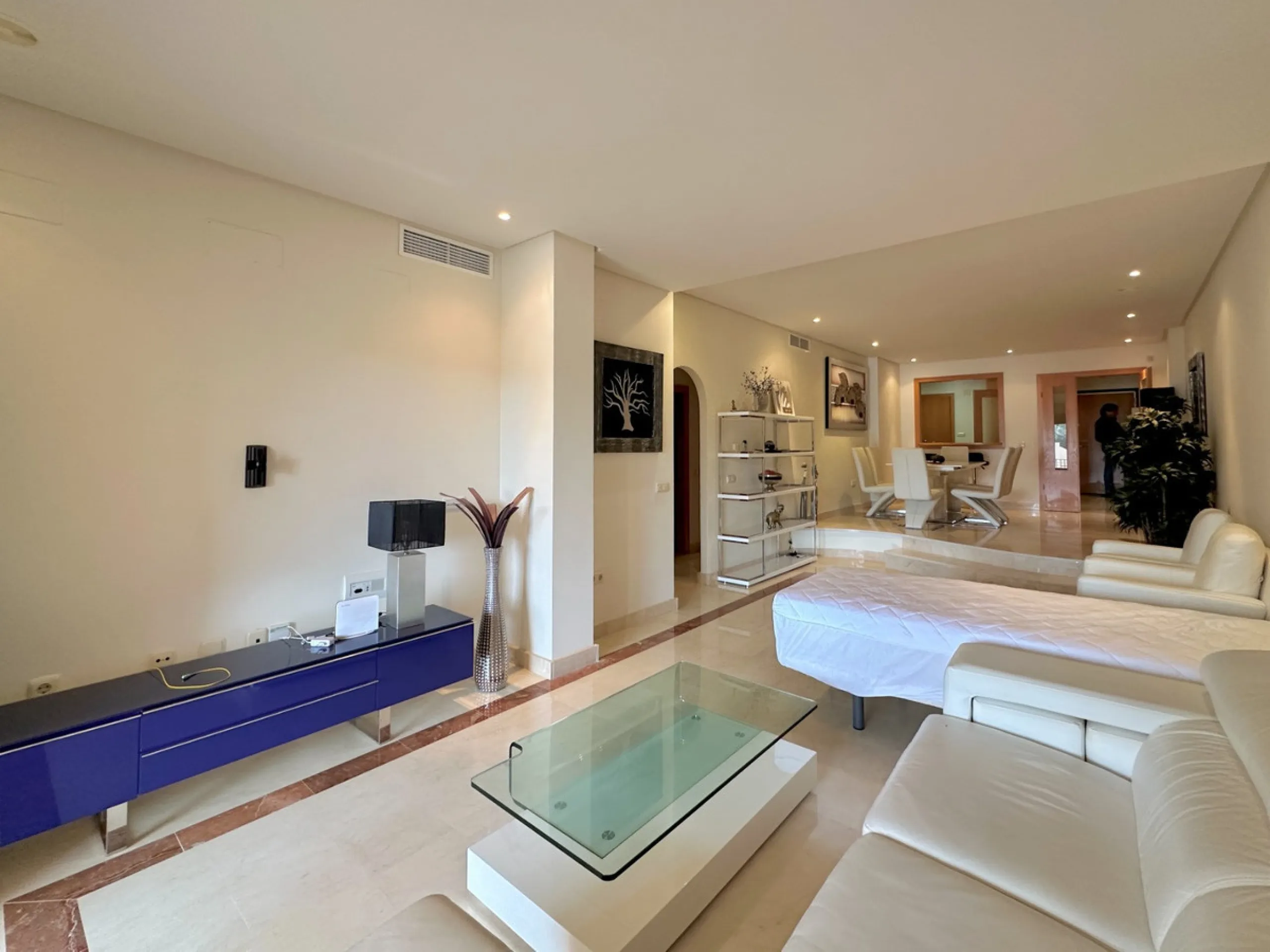 Nestled in the prestigious area of Las Mimosas, Marbella - Puerto Banus, this exquisite apartment offers a harmonious blend of comfort and convenience. Boasting a generous built area of 153m², including 143m² of interior space and a 30m² terrace, this pro