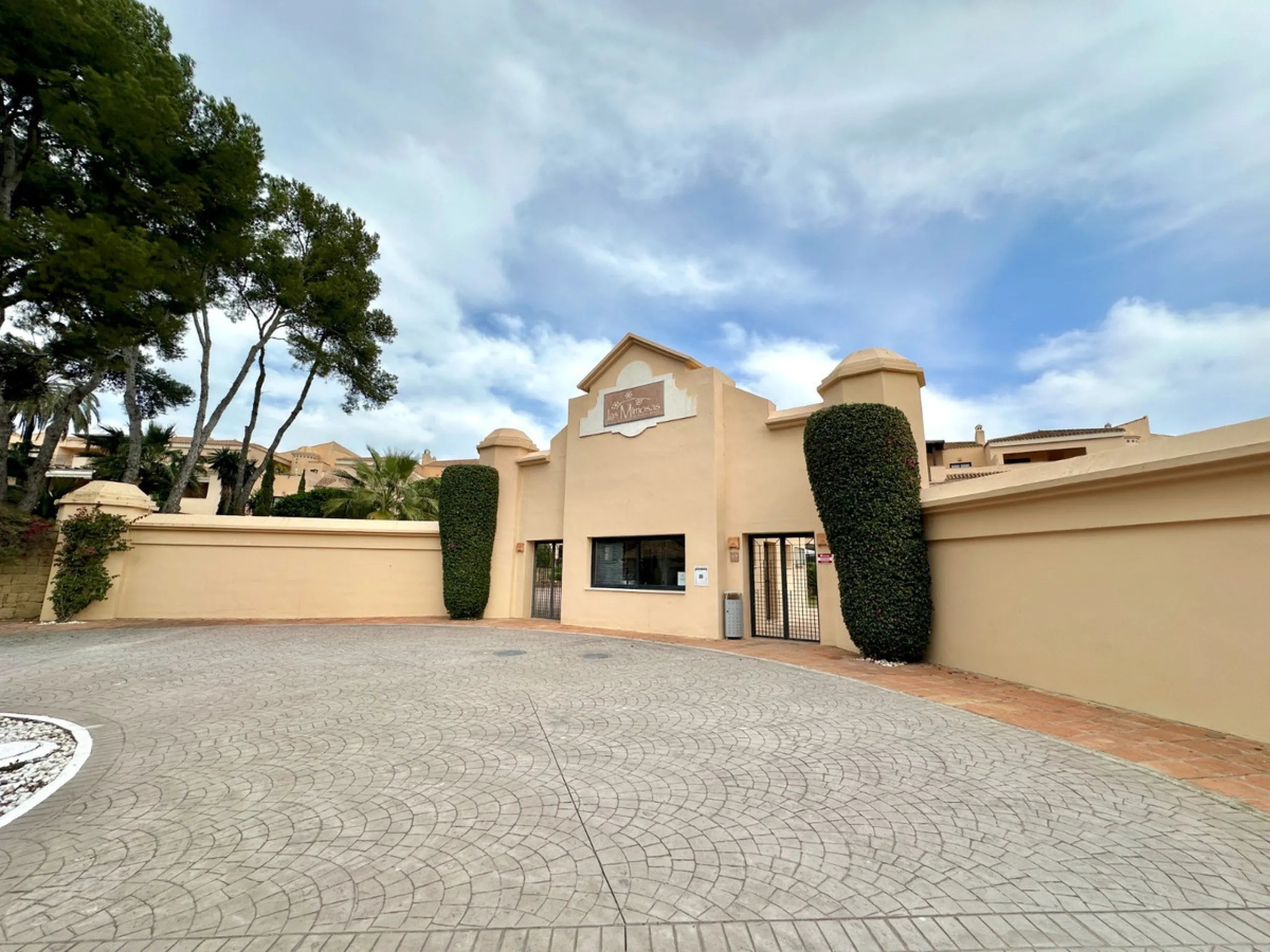 Nestled in the prestigious area of Las Mimosas, Marbella - Puerto Banus, this exquisite apartment offers a harmonious blend of comfort and convenience. Boasting a generous built area of 153m², including 143m² of interior space and a 30m² terrace, this pro