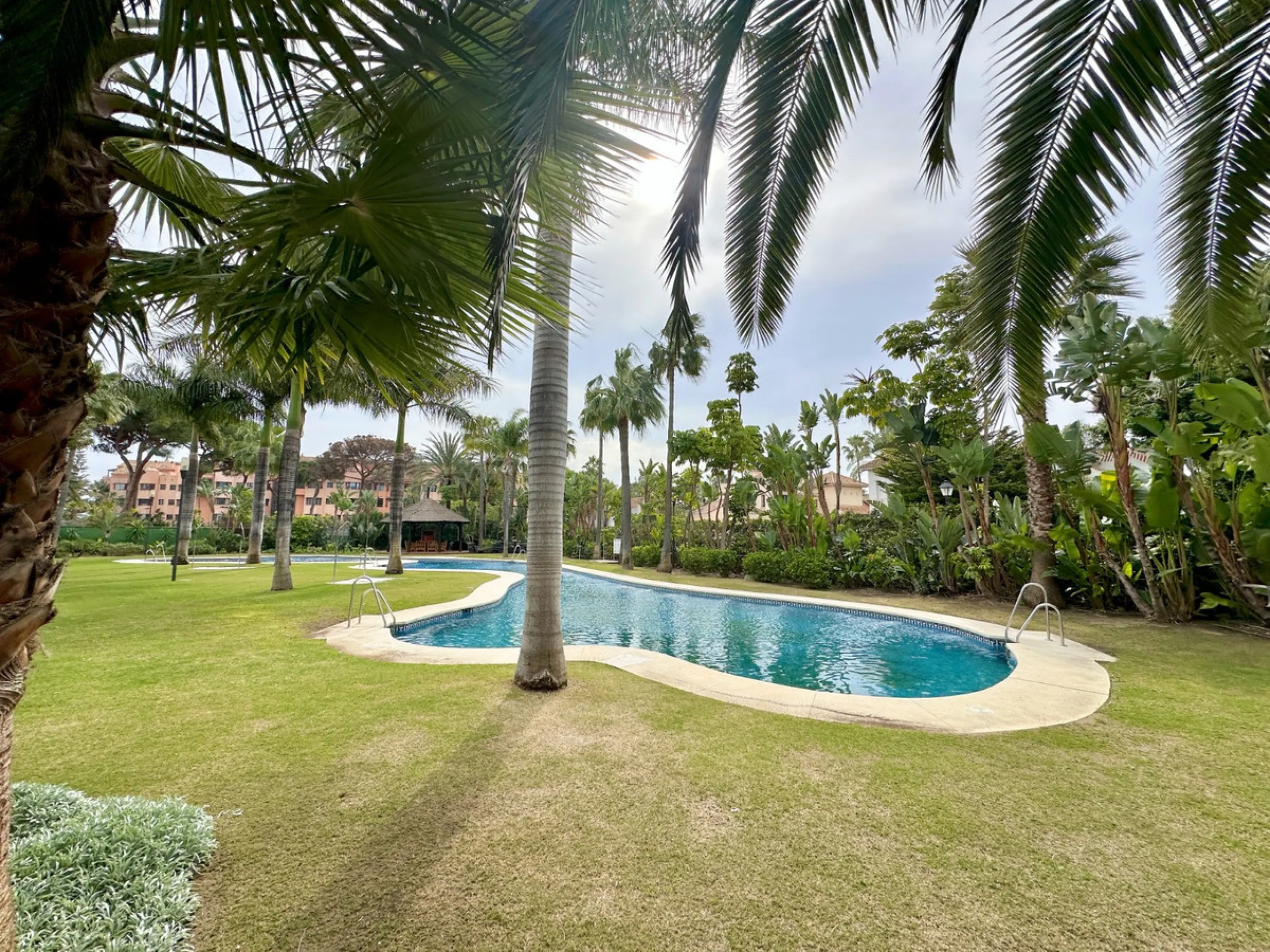 Nestled in the prestigious area of Las Mimosas, Marbella - Puerto Banus, this exquisite apartment offers a harmonious blend of comfort and convenience. Boasting a generous built area of 153m², including 143m² of interior space and a 30m² terrace, this pro