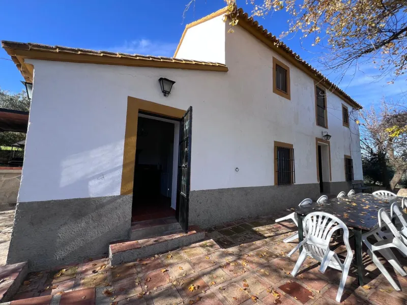 House - Finca - Cortijo в продаже в Ronda, Málaga. В доме 6 спален и 2 ванных комнат. Площадь дома 200 м². Площадь участка 100000 м²