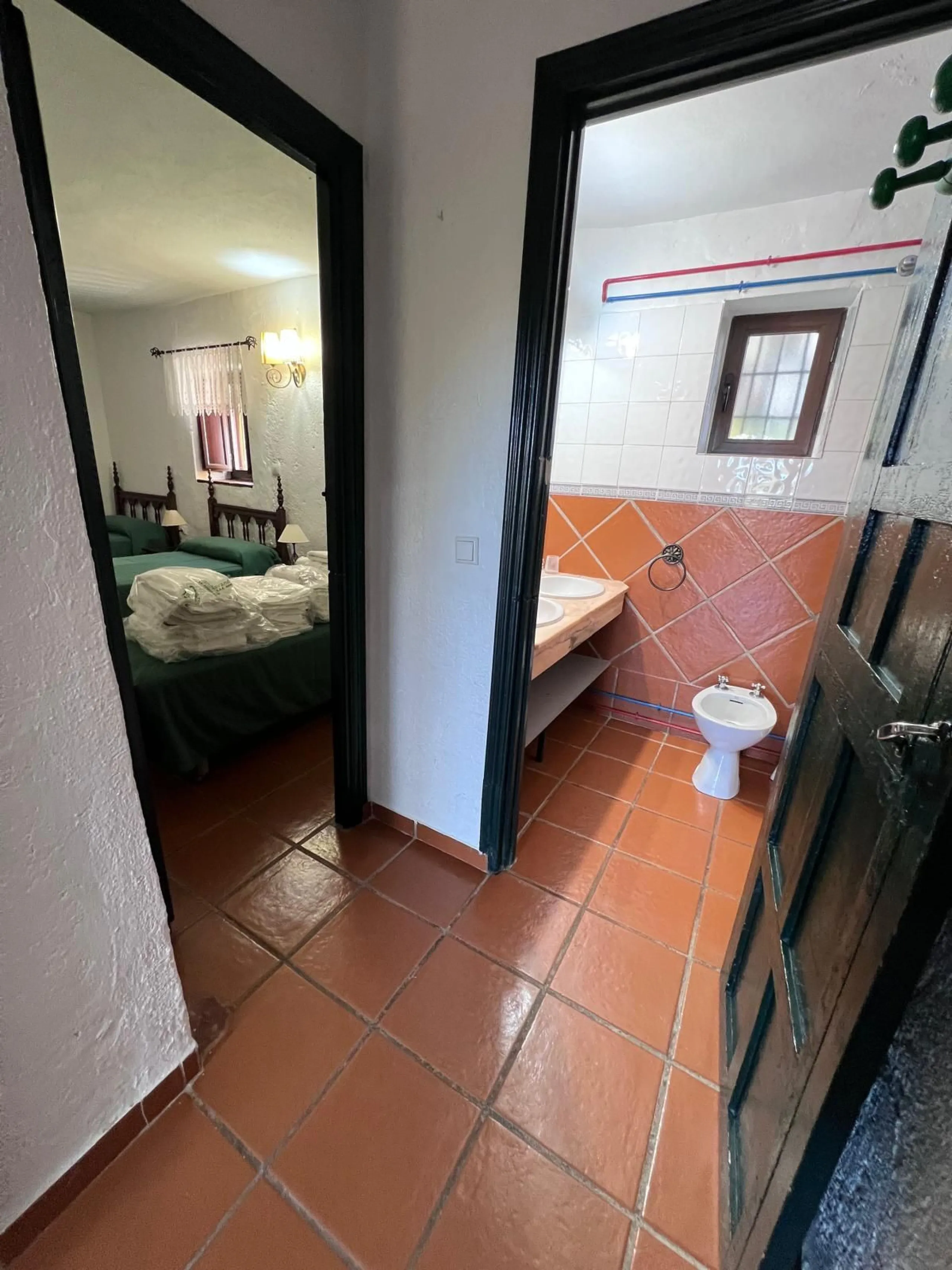 House - Finca - Cortijo в продаже в Ronda, Málaga. В доме 6 спален и 2 ванных комнат. Площадь дома 200 м². Площадь участка 100000 м²